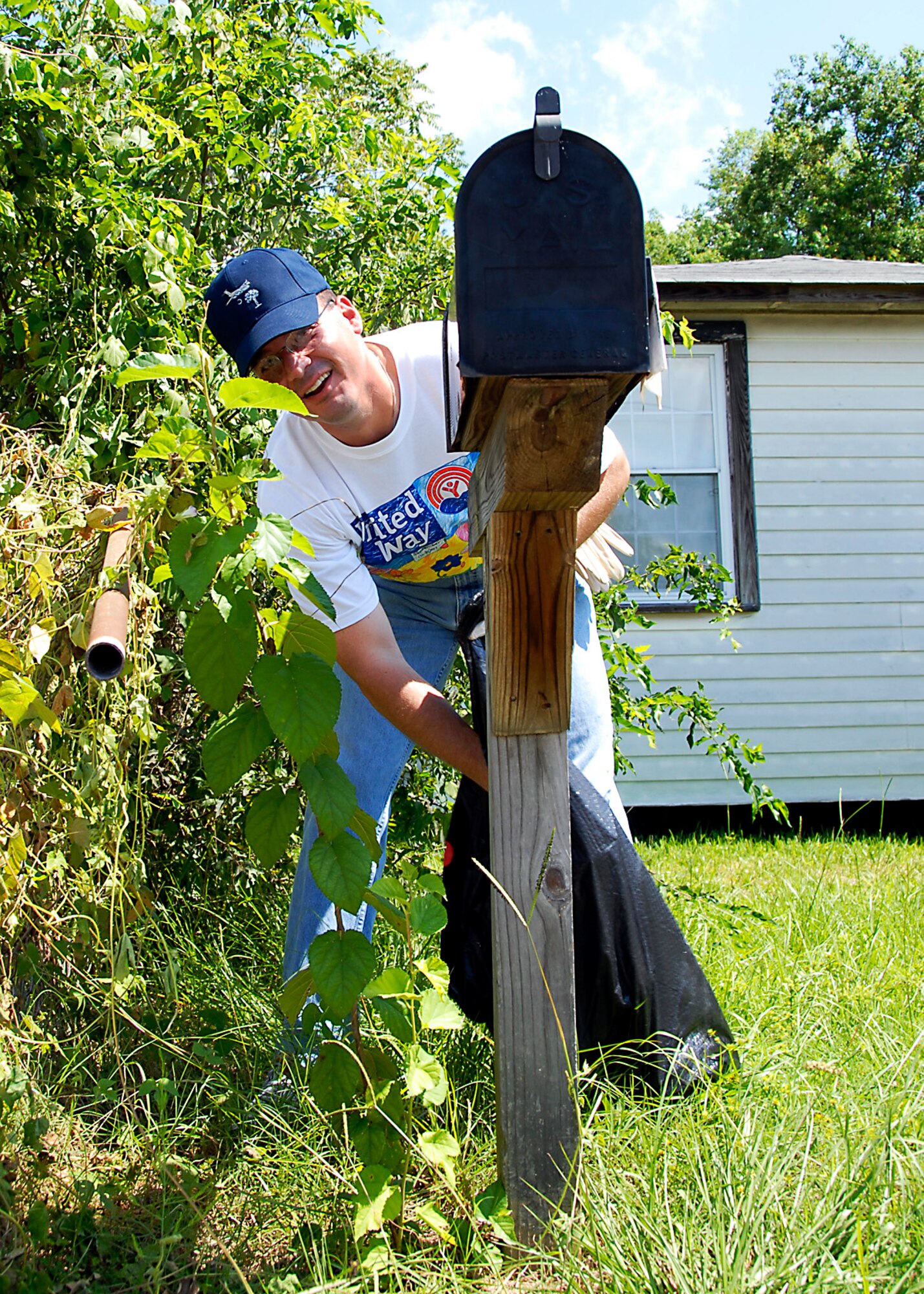 Chaplain (Capt.) Jamie Danford, 315th Airlift Wing, Charleston Air Force Base, S.C., volunteers for the United Way Day of Caring. (photo by Capt. Chett Collier, USAFR)