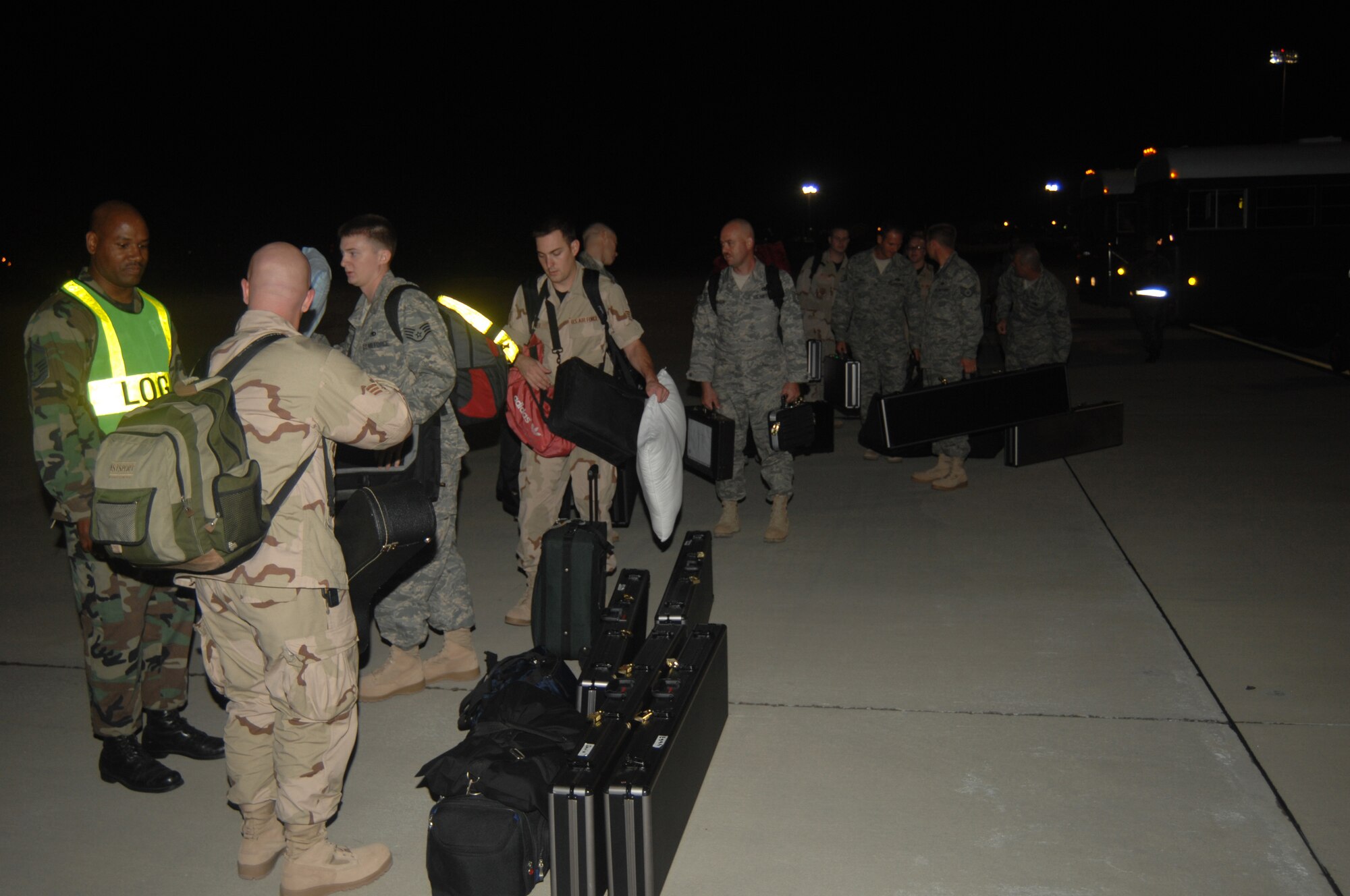 SEYMOUR JOHNSON AFB ? Senior Master Sgt. Les Roy Williams (left), 4 Logistics Readiness Squadron, instructs 4th Fighter Wing members on preloading their gear and M-16?s on Sept. 14, 2007 on the flightline at Seymour Johnson AFB, NC.  The Airmen are deploying to Southwest Asia in support of the Global War on Terror.  (US Air Force photo by Senior Airman Chad Trujillo)(released)