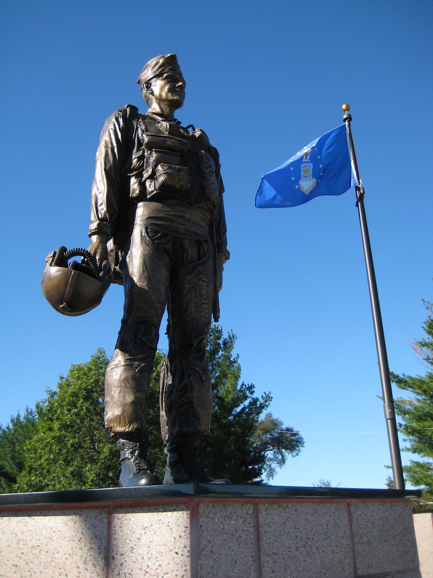 A bronze statue of retired Col. James H. Kasler, a decorated war hero and prisoner during the Vietnam War, was unveiled during a veteran's memorial dedication in Momence, Ill., Sept. 15, 2007. Colonel Kasler is the only Airman to be awarded three Air Force Crosses. (U.S. Air Force photo/1st Lt. Dustin Doyle)