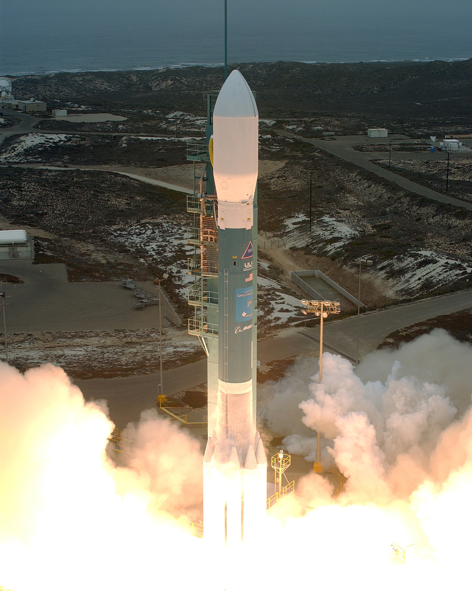 VANDENBERG AIR FORCE BASE, Calif. -- A Delta II bearing the WorldView-1 spacecraft launches from Space Launch Complex-2 West at 11:35 a.m. on Sept. 18. The DigitalGloble WorldView-1 spacecraft is a weather mapping satellite launched on the Air Force's 60th anniversary. (U.S. Air Force photo/Joe Davila)       