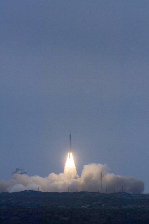VANDENBERG AIR FORCE BASE, Calif. -- A Delta II bearing the WorldView-1 spacecraft launches from Space Launch Complex-2 West at 11:35 a.m. on Sept. 18. The DigitalGloble WorldView-1 spacecraft is a weather mapping satellite launched on the Air Force's 60th anniversary. (U.S. Air Force photo/Master Sgt. Rich Cassady)