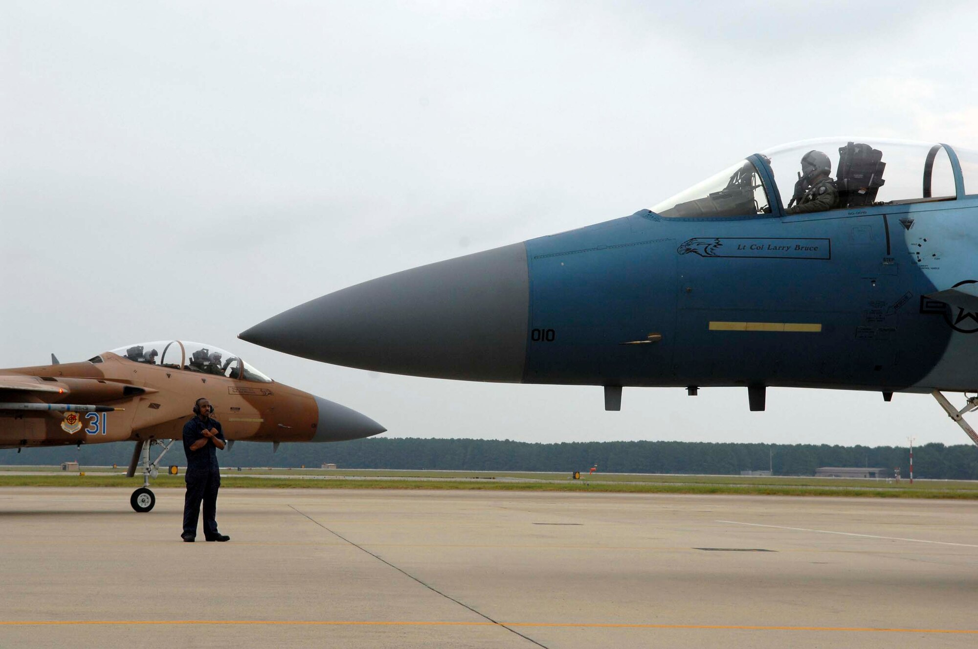 SHAW AIR FORCE BASE, S.C. -- Staff Sgt. Kevin Kendrick, 57th Aircraft Maintenance Unit crew chief, clears Lt. Col. Murray Nance, 57th Wing pilot, for take off Sept. 12. Colonel Nance is flying with the 65th Aggressors during their road show stop at Shaw to train the 55th and 79th fighter squadrons as professional adversaries. Realistic threat replications are provided to ensure that combat units go on real world missions with optimum understanding of all possible enemy tactics. (U.S. Air Force Photo/Airman 1st Class Kathrine McDowell)