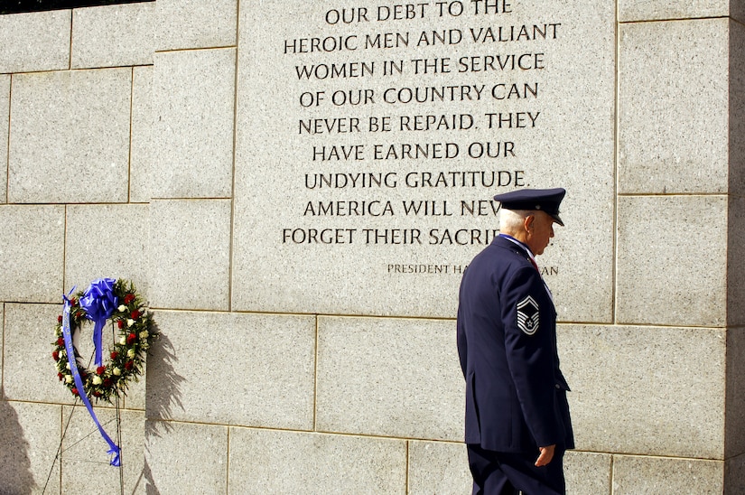 Retired Senior Master Sgt. Billy Neil reads a quote at the National World War II Memorial during Hero Flight 2007 in Washington, D.C., Sept. 15. Hero Flight is an all-volunteer program that sets up trips to allow as many World War II veterans as possible to visit the National World War II Memorial. (U.S. Air Force photo/Staff Sgt. Suzanne Day)
