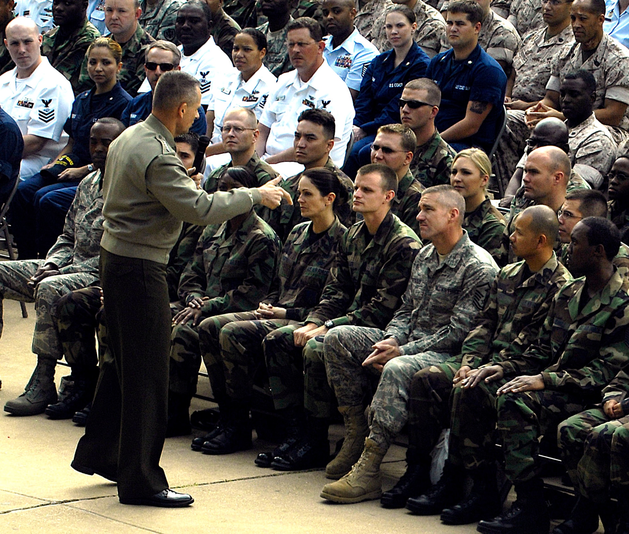 Marine Corps Gen. Peter Pace, chairman of the Joint Chiefs of Staff, thanks enlisted servicemembers for their dedication and bids them farewell during an enlisted call at the Pentagon Sept. 20. (Department of Defense photo/Cherie A. Thurlby) 
