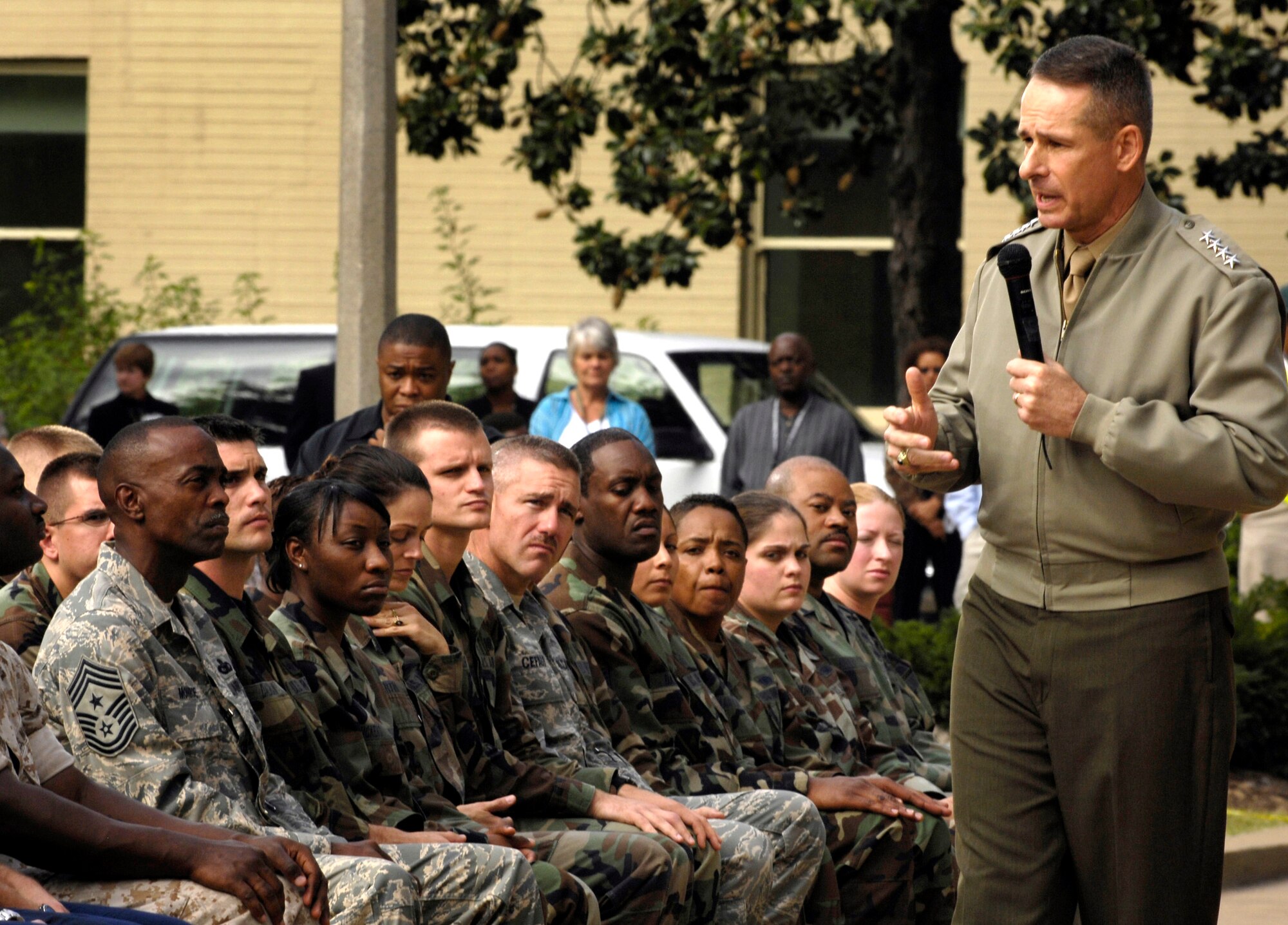 Marine Corps Gen. Peter Pace, chairman of the Joint Chiefs of Staff, thanks enlisted servicemembers for their dedication and bids them farewell during an enlisted call at the Pentagon Sept. 20. (Department of Defense photo/Cherie A. Thurlby)