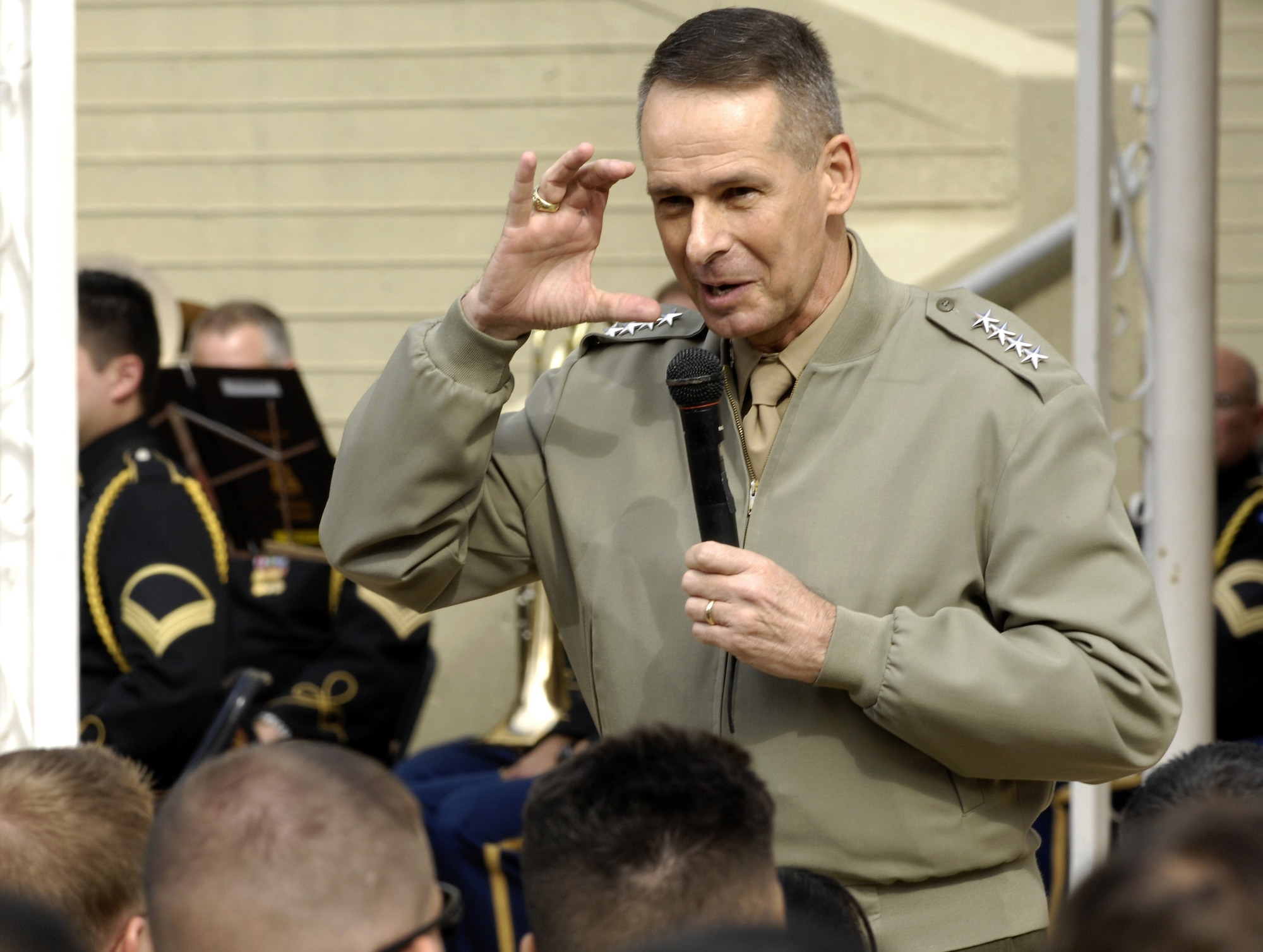 Marine Corps Gen. Peter Pace, chairman of the Joint Chiefs of Staff, thanks enlisted servicemembers for their dedication and bids them farewell during an enlisted call at the Pentagon Sept. 20. (Department of Defense photo/Cherie A. Thurlby)
