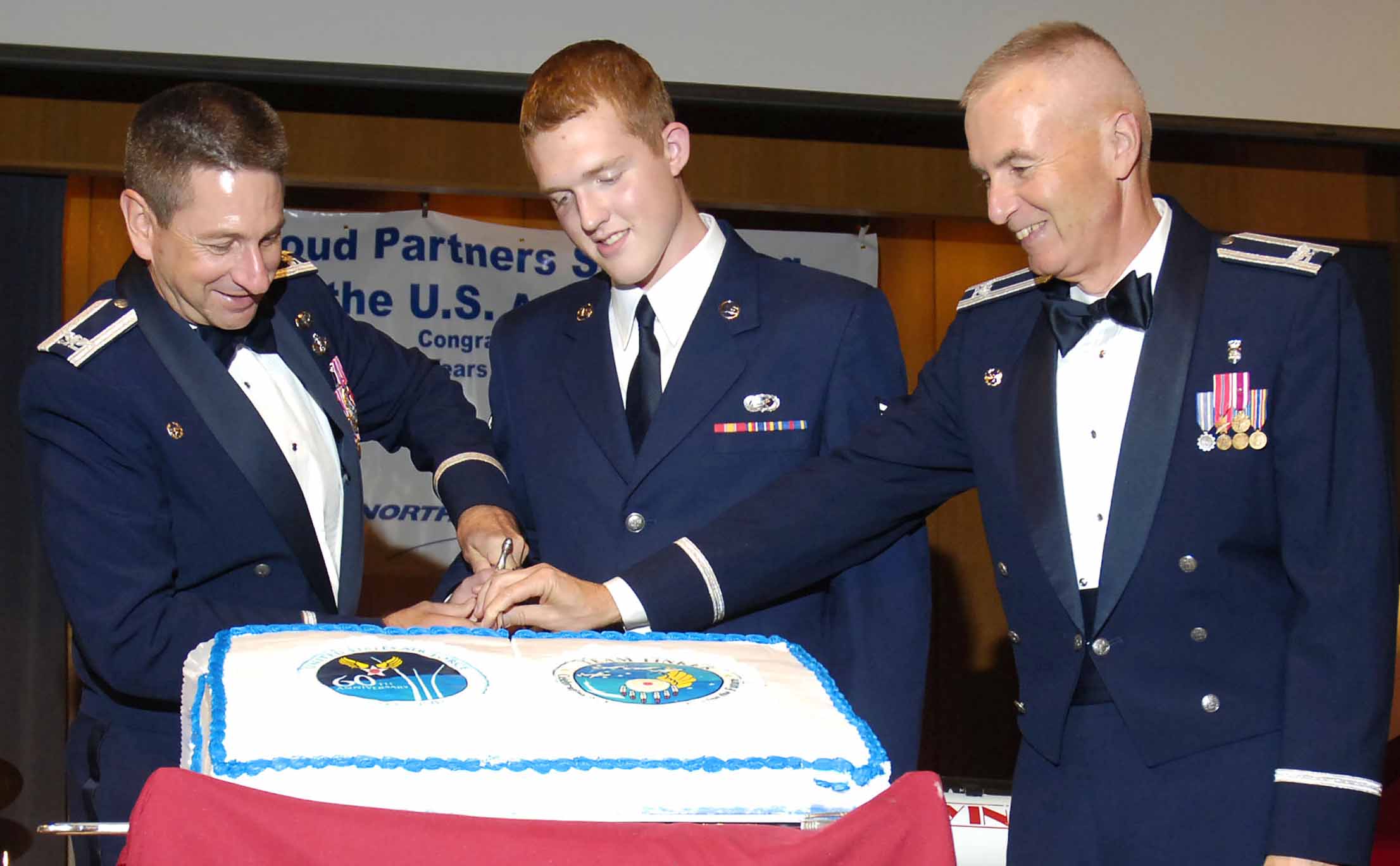 Airmen unfurl 'Superflag' at Braves baseball game > Air Force Recruiting  Service > Article Display