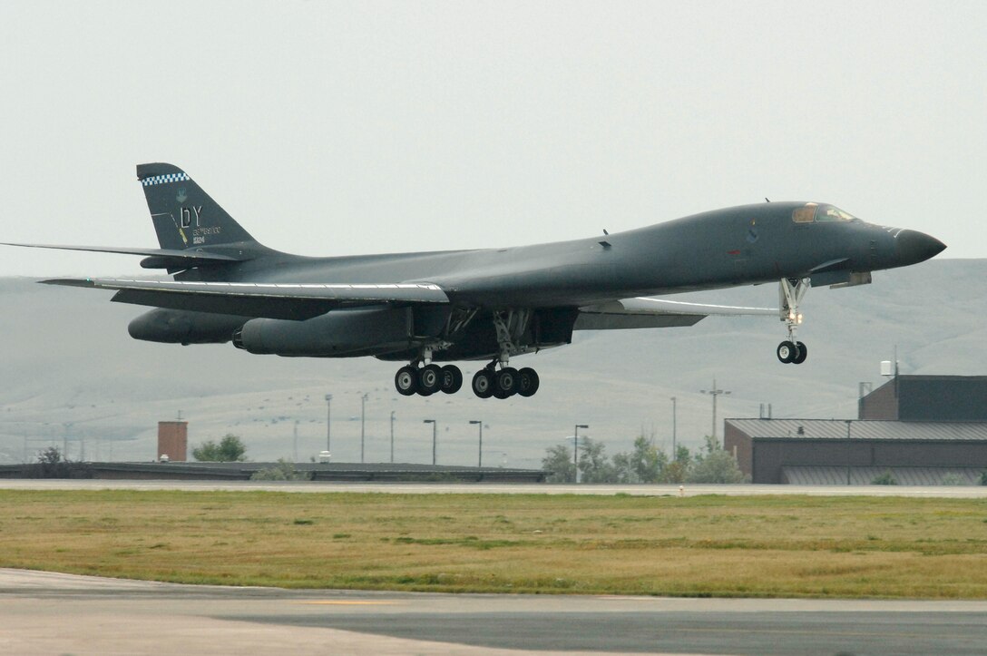 A B-1B Lancer from Dyess Air Force Base (AFB), Texas, lands at Ellsworth AFB, S.D., Sept. 17, 2007. Ellsworth will temporarily house an additional 550 Airmen and 20 B-1 aircraft during the repair of 6,600 feet of runway at Dyess. (U.S. Air Force photo by SSgt Michael B. Keller)
