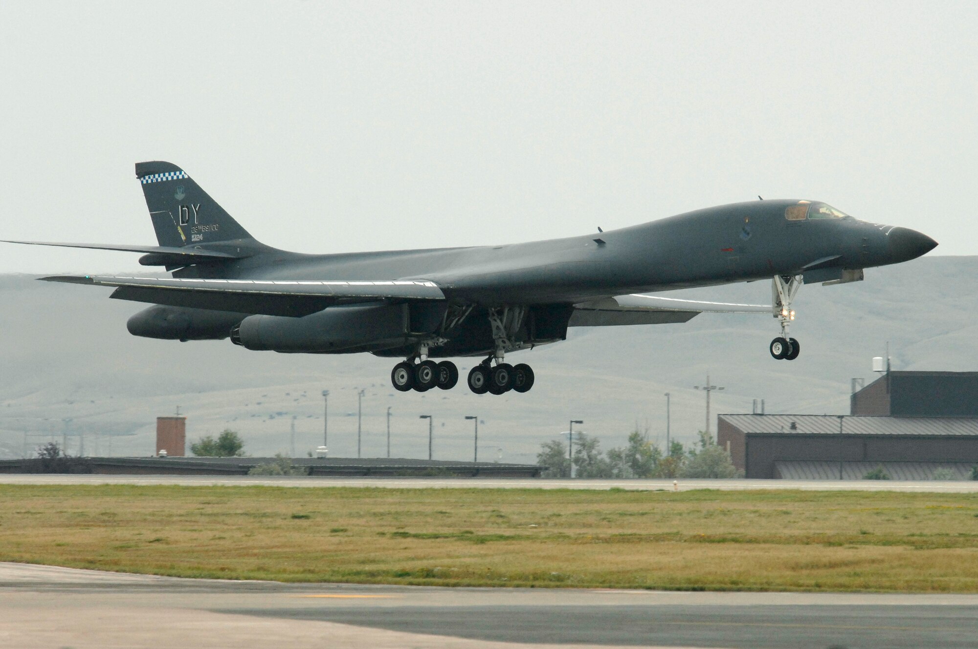 A B-1B Lancer from Dyess Air Force Base (AFB), Texas, lands at Ellsworth AFB, S.D., Sept. 17, 2007. Ellsworth will temporarily house an additional 550 Airmen and 20 B-1 aircraft during the repair of 6,600 feet of runway at Dyess. (U.S. Air Force photo by SSgt Michael B. Keller)