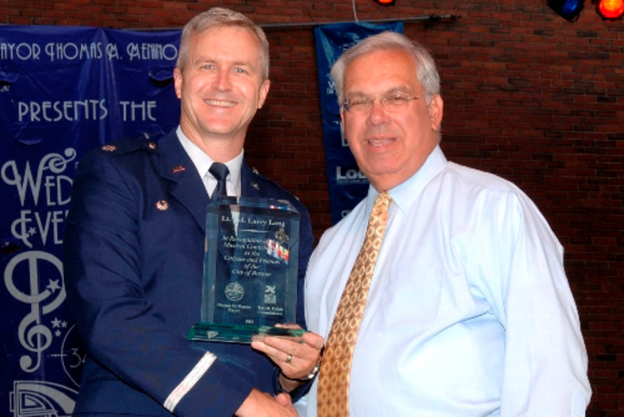 Boston Mayor Menino makes a presentation to Lt Col Lang
