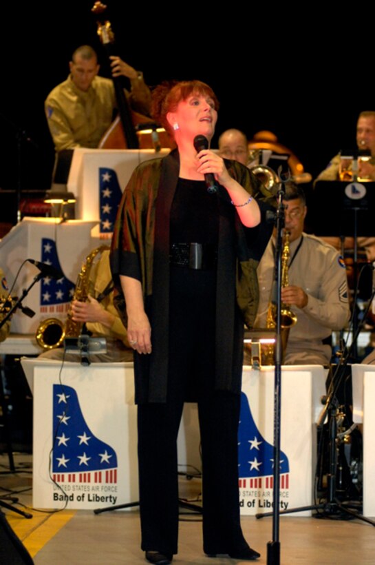 Maureen McGovern sings with the Jazz Band at this years Air Force Ball.
