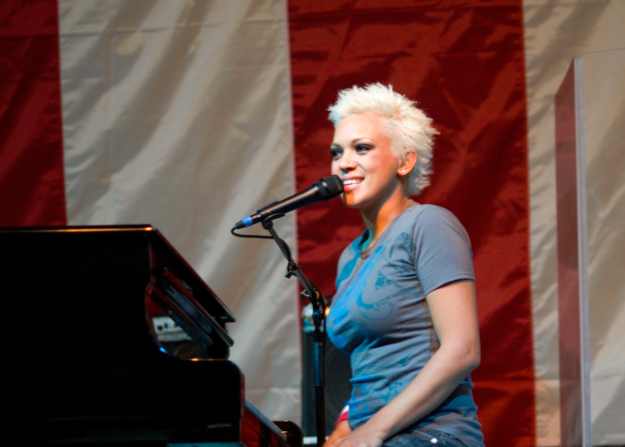 Mylin performs her song, "American Girl," during the Edwards Air Force Ball at hangar 1600 here Sept. 21. (Photo by Mike Cassidy)