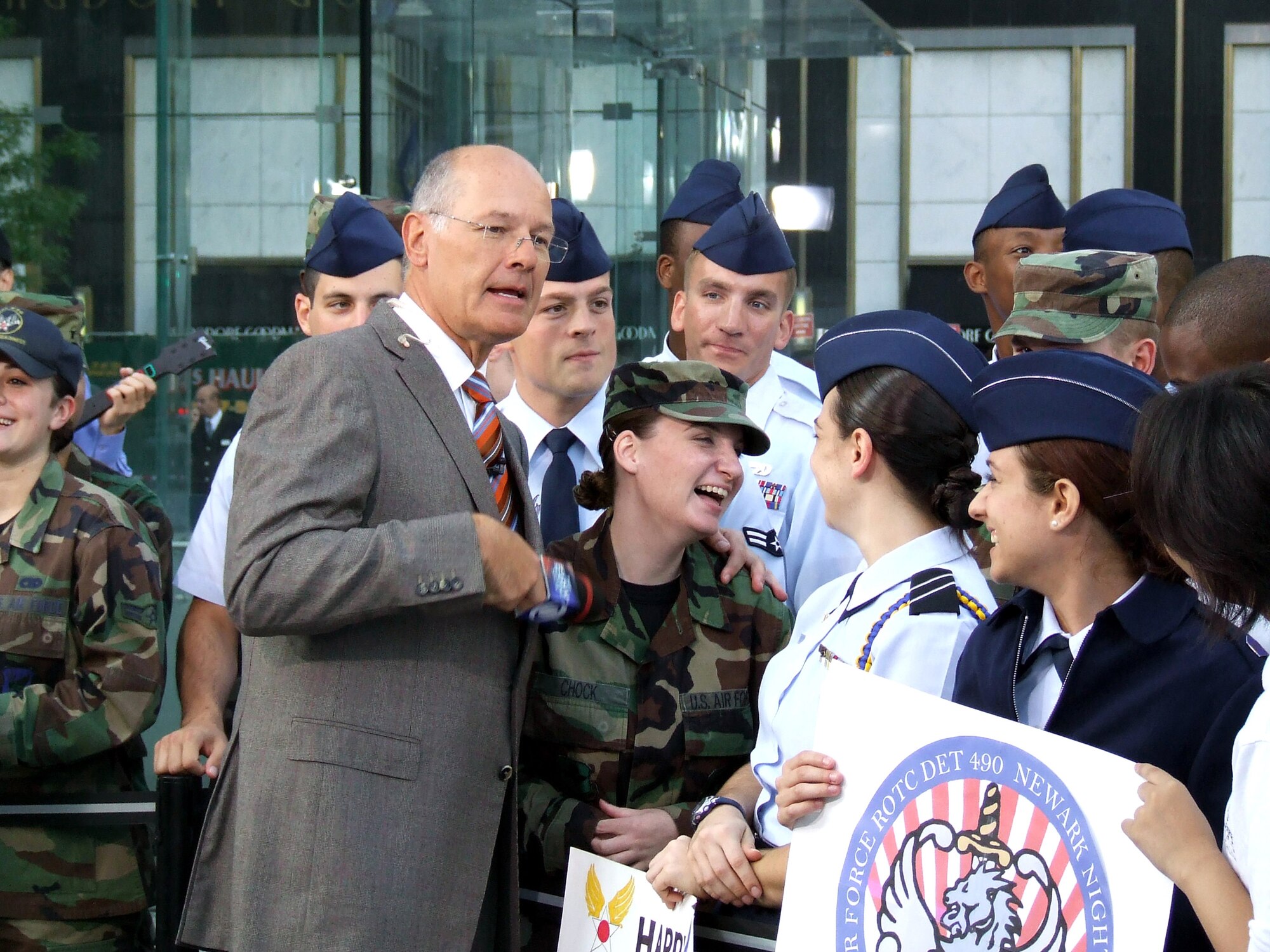 Anchor Harry Smith from CBS' "The Early Show" greets Airmen from McGuire Air Force Base, N.J., during the show's filming Sept. 26 in New York. In addition to Airmen from McGuire, there were also Airmen from the Air Force Expeditionary Center at Fort Dix, N.J., and cadets and Airmen from the Manhattan College ROTC Det. 560. All were on hand to celebrate the Air Force's 60th anniversary on the nationally televised program. (U.S. Air Force Photo/Tech. Sgt. Rebecca Danet) 