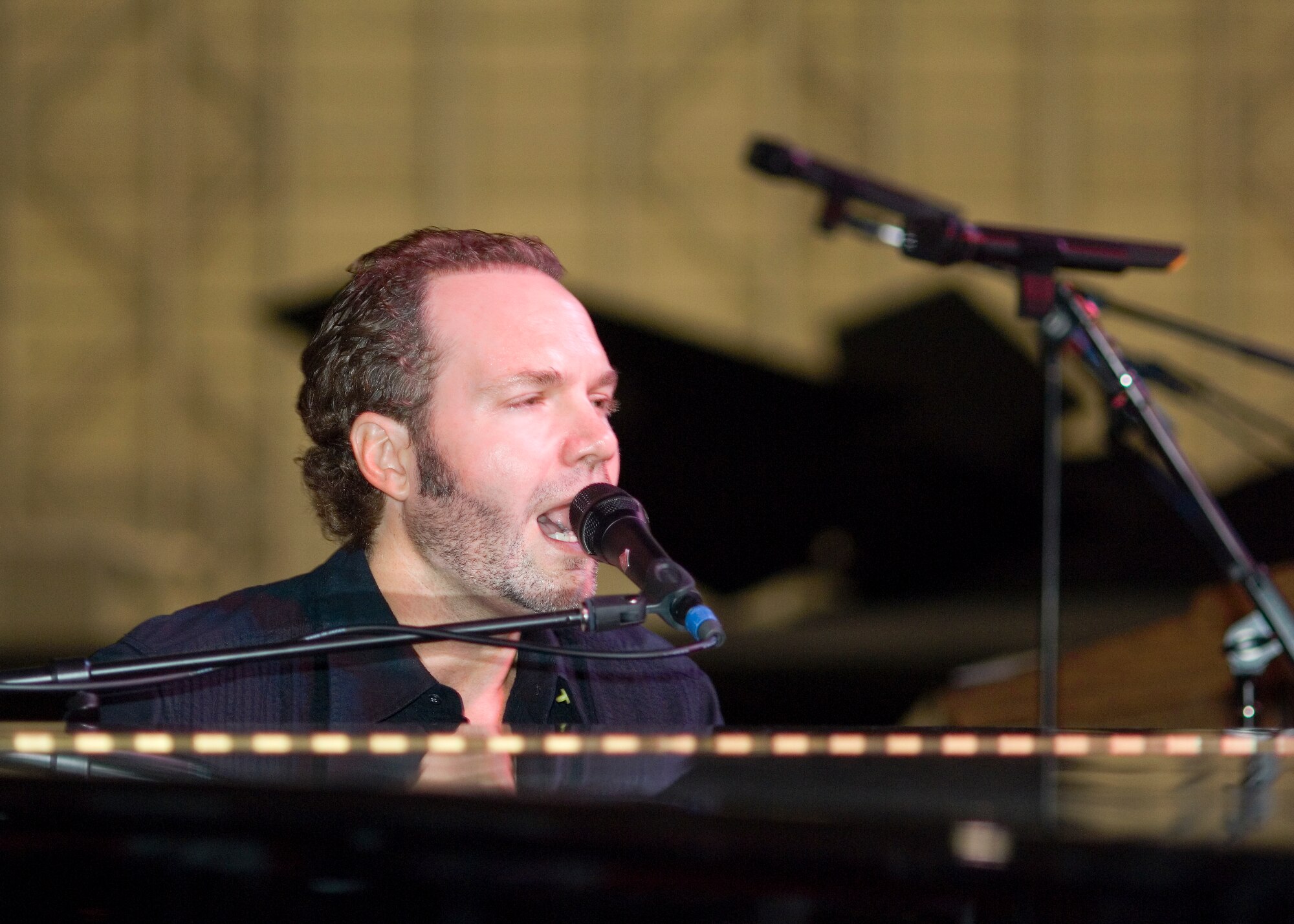 John Ondrasik of Five for Fighting performs his hit song "Superman" during the Edwards Air Force Ball at hangar 1600 here Sept. 21. (Photo by Mike Cassidy)