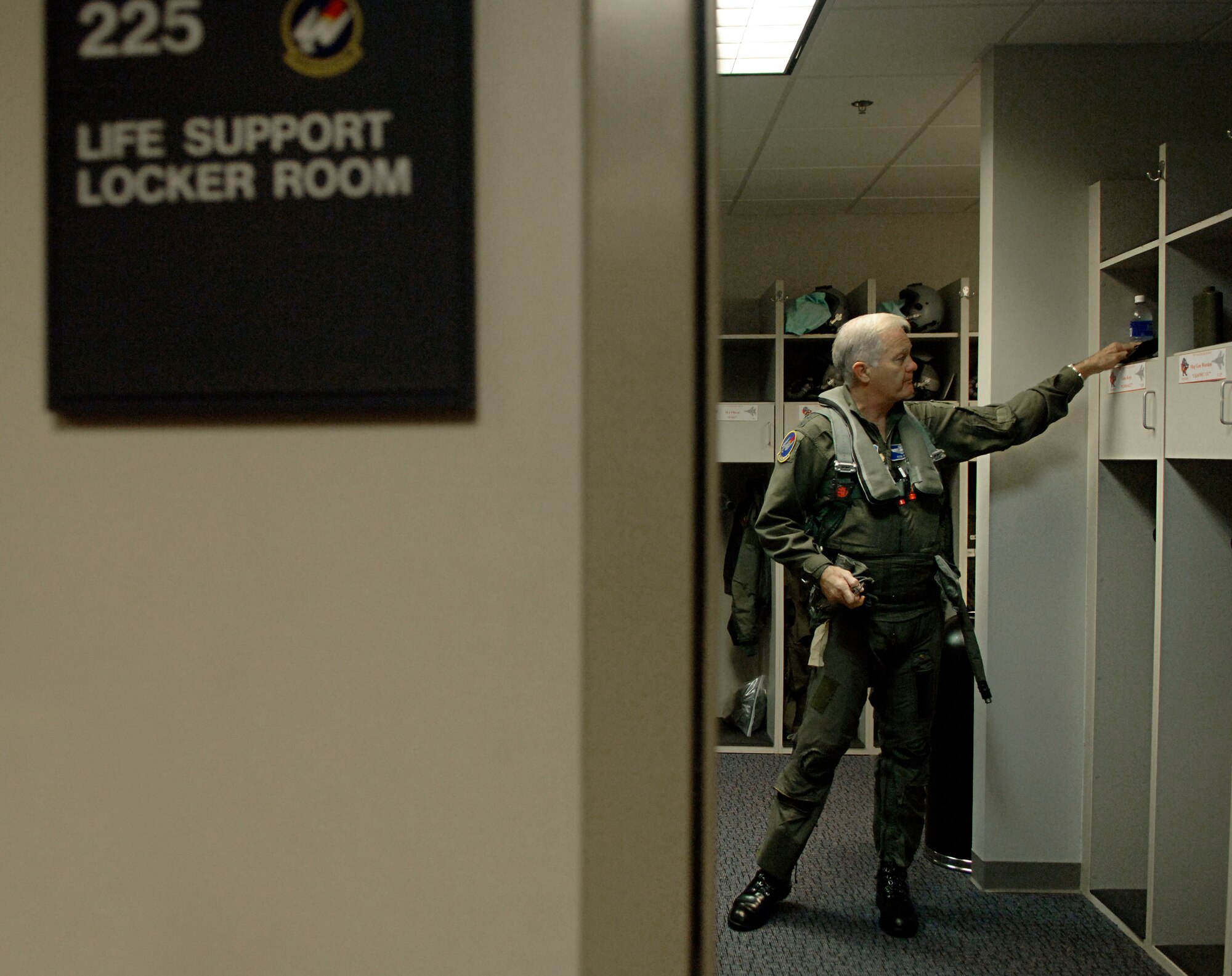 LANGLEY AIR FORCE BASE, Va. -- Gen. Ronald E. Keys, commander of Air Combat Command, prepares for the final flight of his Air Force career here Sept. 28. General Keys retires from the Air Force Nov. 1, ending four decades of military service. (U.S. Air Force photo/Airman 1st Class Vernon Young)