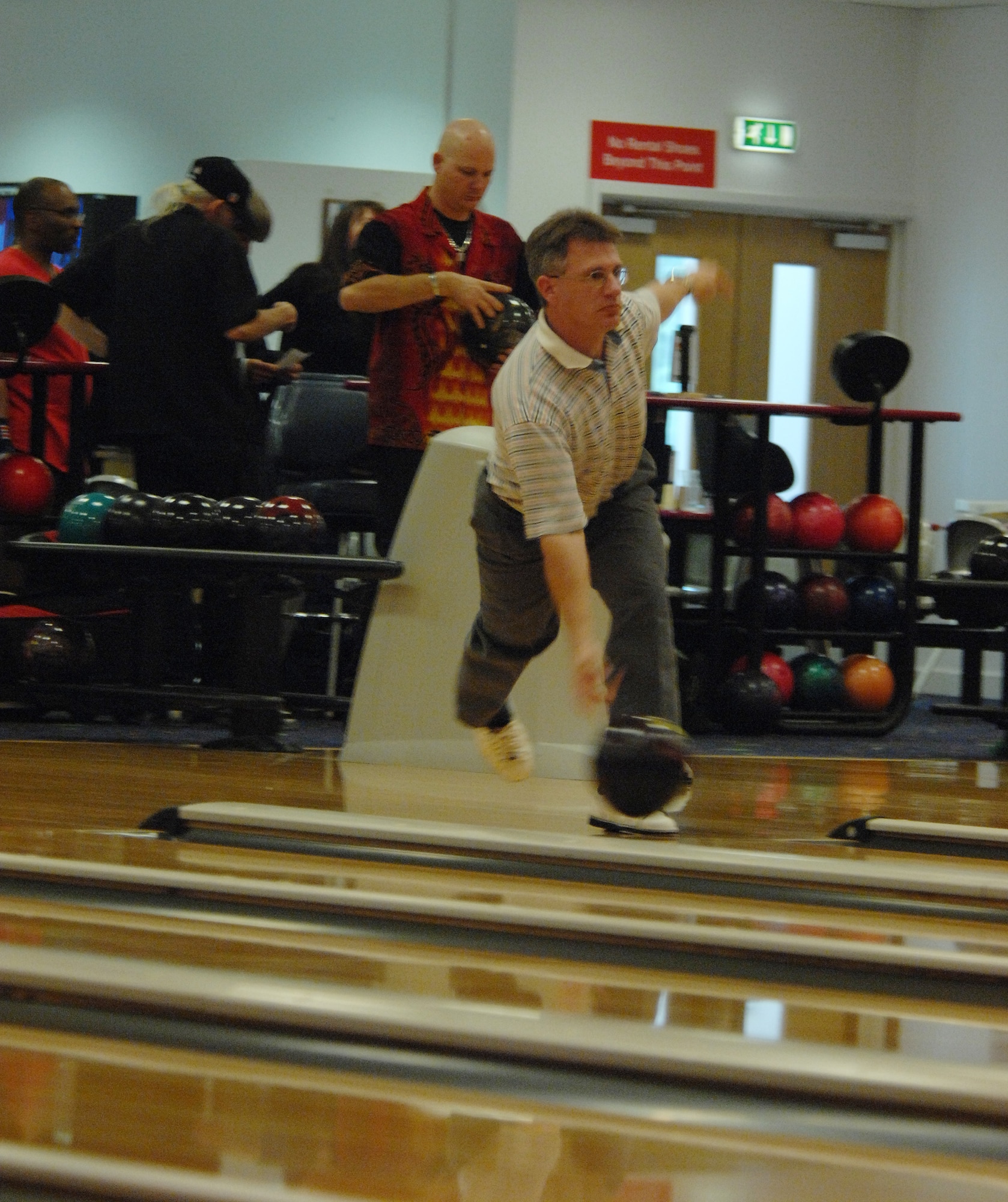 Jeff Wright, from RAF Lakenheath, competes in the 2007 U.S. Air Forces in Europe Bowling Championships hosted at the RAF Mildenhall Bowling Center, Sept. 26. Wright placed in the top three of the mens single category. (U.S. Air Force Photo by Tech. Sgt. Tracy L. DeMarco)