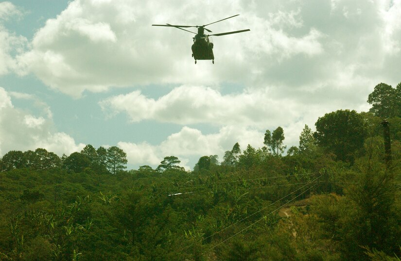 A Chinook helicopter carrying distinguished visitors and Honduran media prepares to land at the opening ceremony for Beyond the Horizon 2008 April 1.