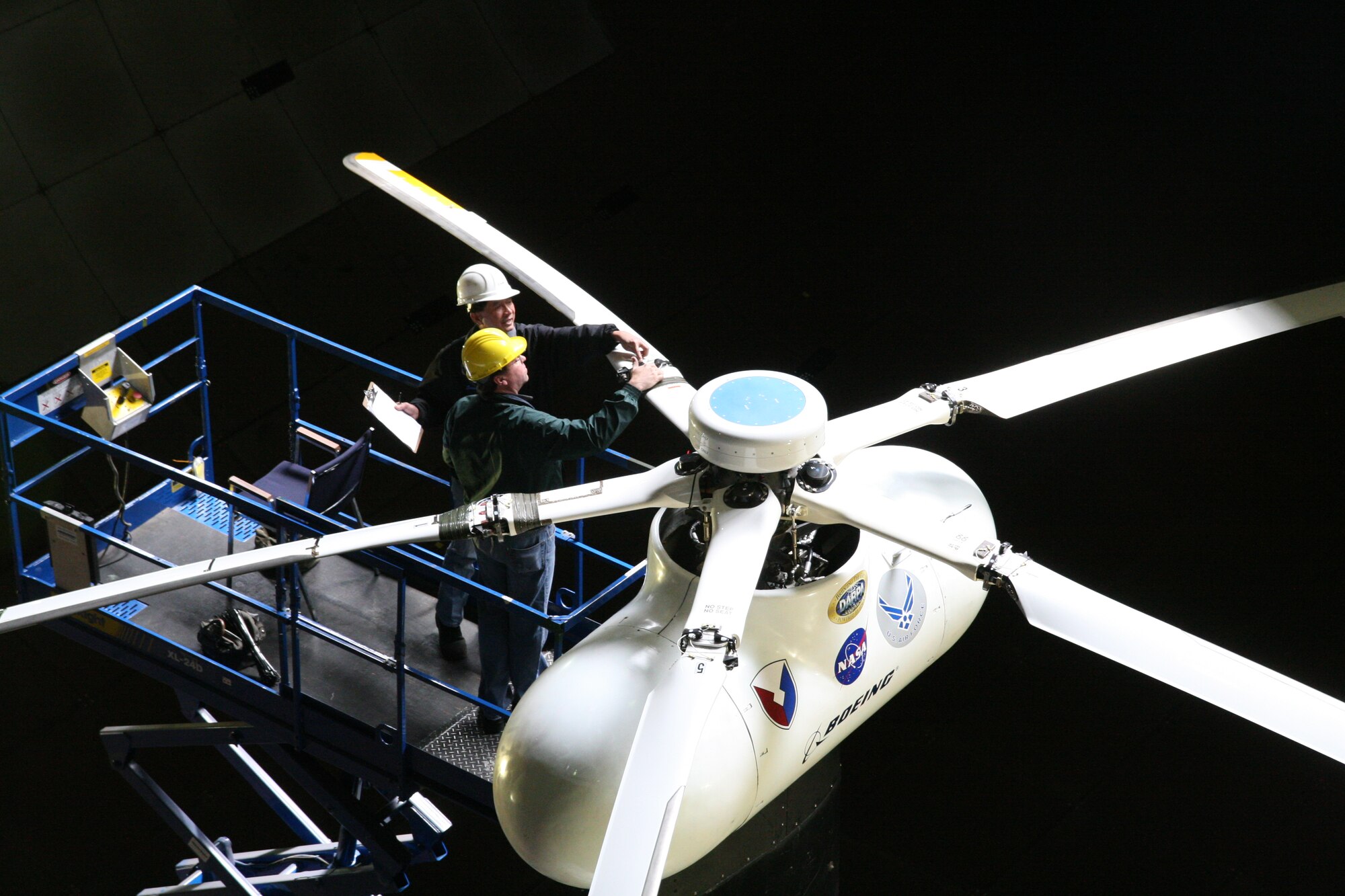 From left, Oscar Joson, NFAC wind tunnel mechanic, and Chris Barkley, Boeing’s lead mechanic on the test, conduct a pre-flight blade inspection. (Photo by Jeff Johnson)