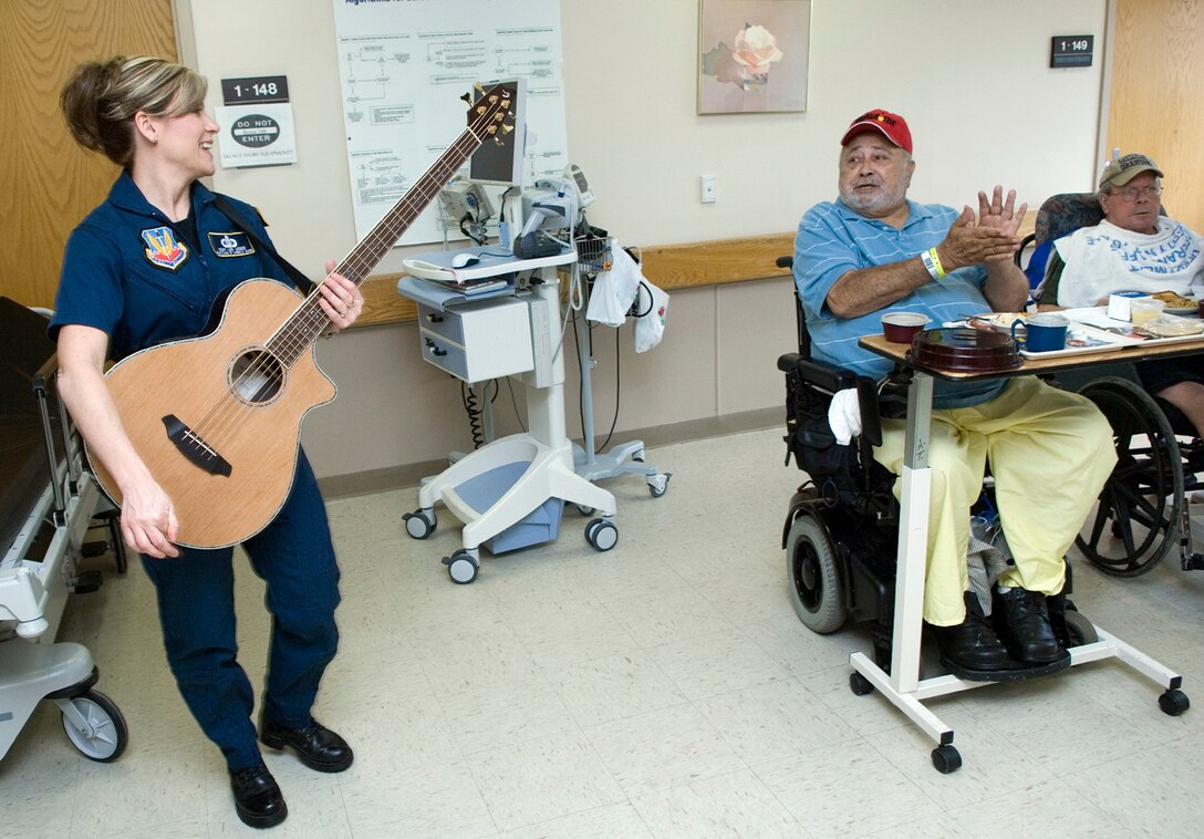 Master Sgt. Lori A. Weber and the members of the Air Force Heartland of America Band's Night Wing receive applause after a performance for servicemembers past and present April 5 at the James A. Haley Veterans' Hospital in Tampa, Fla. The band performed throughout the hospital to lift the spirits of military members. Night Wing is an country and rock ensemble of the Heartland of America Band headquartered at Offutt Air Force Base, Neb. (U.S. Air Force photo/Staff Sgt. Bennie J. Davis III) 

