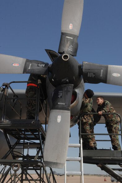 DYESS AIR FORCE BASE, Texas -- A group of engine mechanics fix a C-130 engine, April 4. When an engine does not start during a preflight a team of engine specialists is called out and they must try to fix the problem as fast as they can. (U.S. Air Force photo by Airman 1st Class Jennifer Romig)