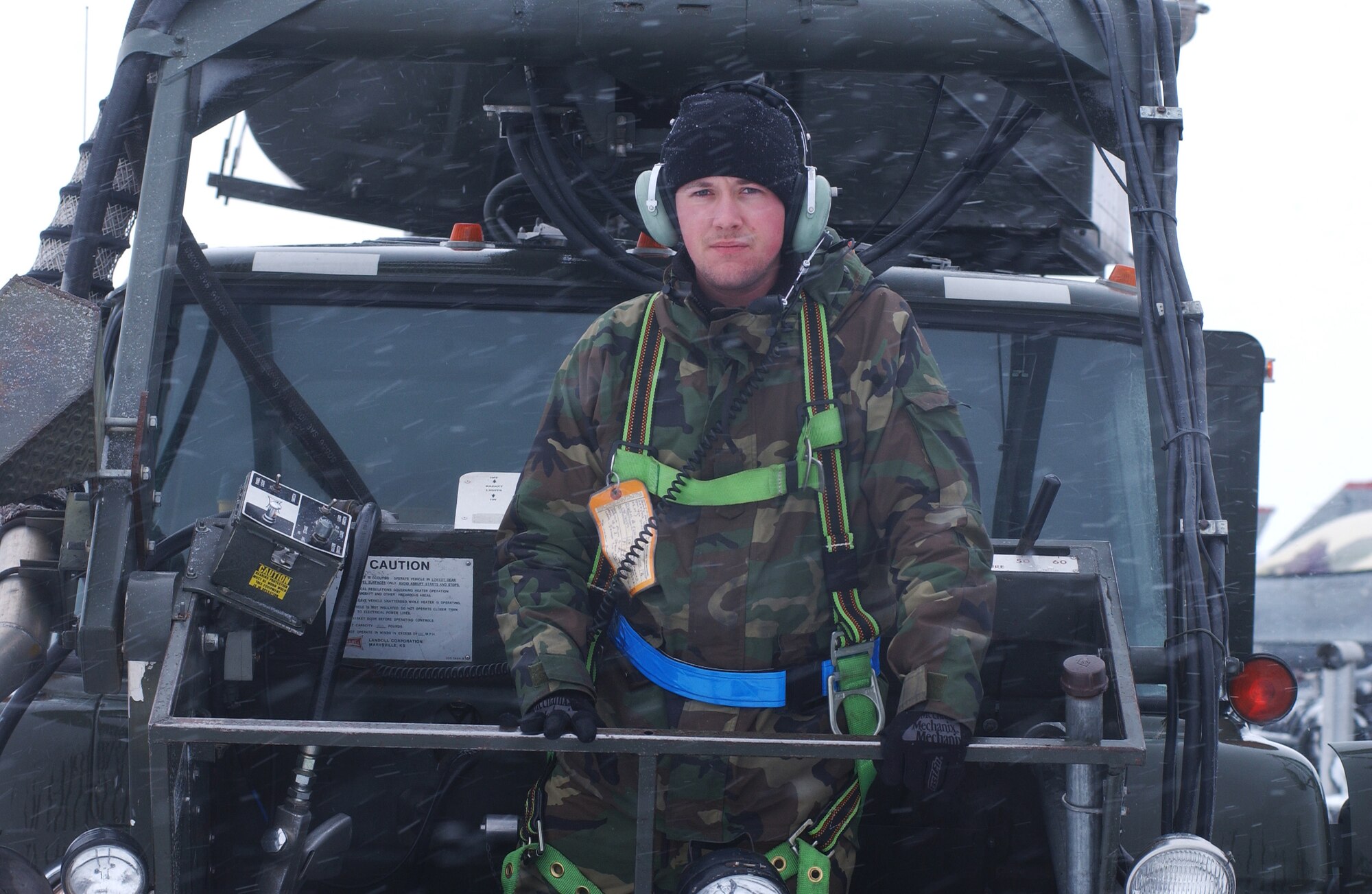 Airman 1st Class Danny Reynolds braves inclement weather while de-icing 12 aircraft from the 20-feet tall crane April 10 at Eielson Air Force Base, Alaska. RED FLAG-Alaska 08-2 was hit by a second snow storm grounding the aircrafts while maintainers worked rapidly to remove the continuously falling snow. He is a 35th Aircraft Maintenance Squadron maintainer assigned to Misawa Air Base, Japan. (U.S. Air Force Photo/Airman 1st Class Jonathan Snyder)