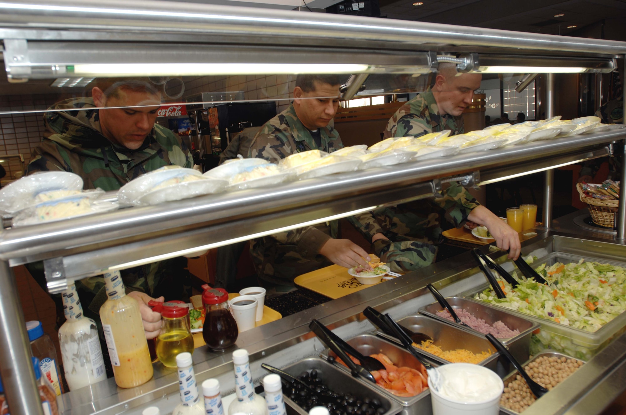 Red Flag particpants take advantage of the quick service and meal selection at the Eielson Air Force Base dining facility during RED FLAG-Alaska 08-2, April 11, 2008.  Red Flag-Alaska is a series of Pacific Air Forces field training exercises for U.S. Forces and allies that provide joint offensive counter-air, interdiction, close air support and large force employment training in a simulated combat environment.   (U.S. Air Force photo/Staff Sgt. Tia Schroeder)