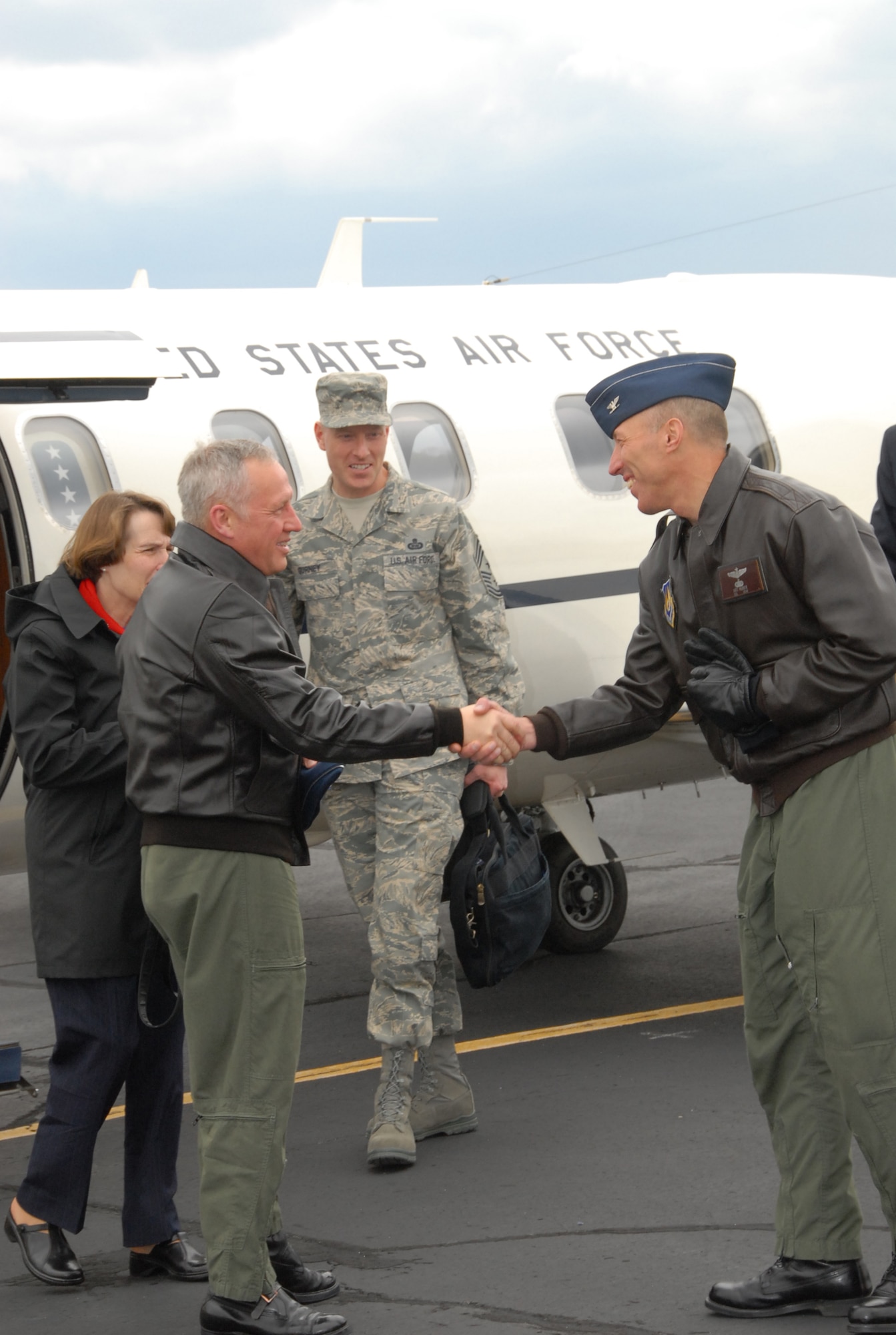 AEDC Commander Col. Art Huber welcomes Air Force Materiel (AFMC) Commander Gen. Bruce Carlson and his wife, Vicki, at the Arnold Airfield. (Photo by David Housch)