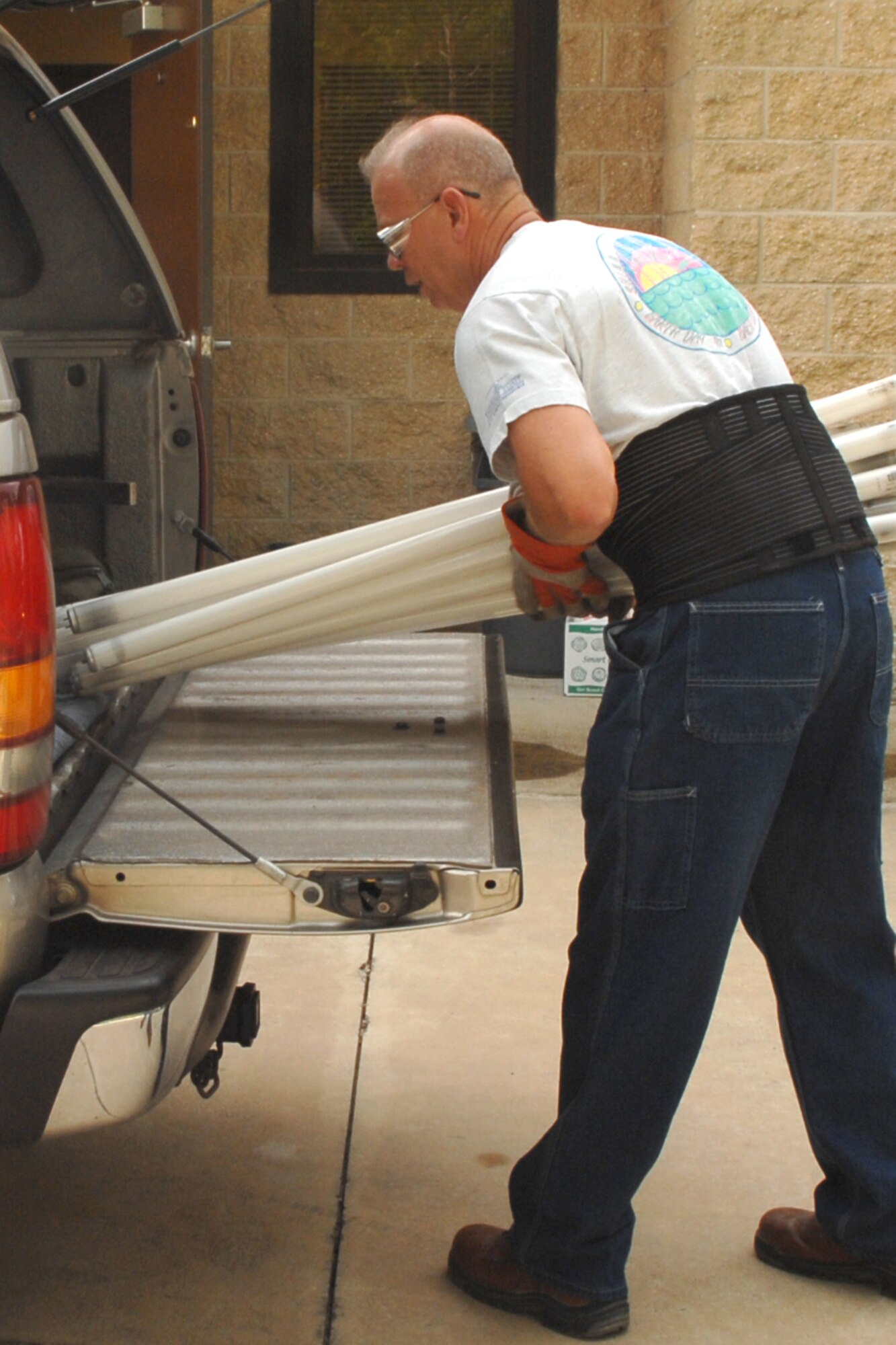 A hazardous waste collection employee at Hurlburt Field unloads fluorescent lights during the semi-annual household hazardous waste collection day April 18. This service is offered twice a year in April and October and gives employees and residents of Hurlburt a chance to properly dispose of hazardous items such as paint, autmobile chemicals and flourescent light bulbs. (U.S. Air Force photo/Senior Airman Sheila deVera)
