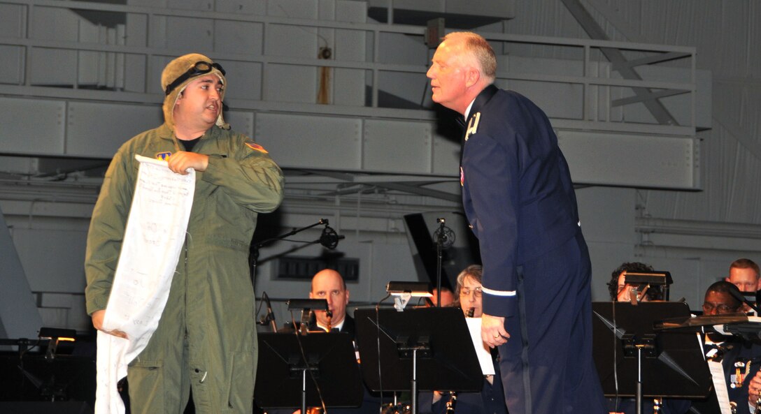 LtCol Alan Sierichs and SSgt Justin Allen play to the audience at the 2008 Team Wright-Patt Awards 