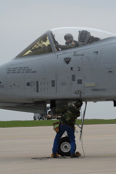 WHITEMAN AIR FORCE BASE, Mo., - Senior MSgt. Jay Haas, 442nd Fighter Wing, arms the main gun on the A-10 while in contact with the pilot April 17. (U.S. Air Force photo/Tech. Sgt. Samuel A. Park)