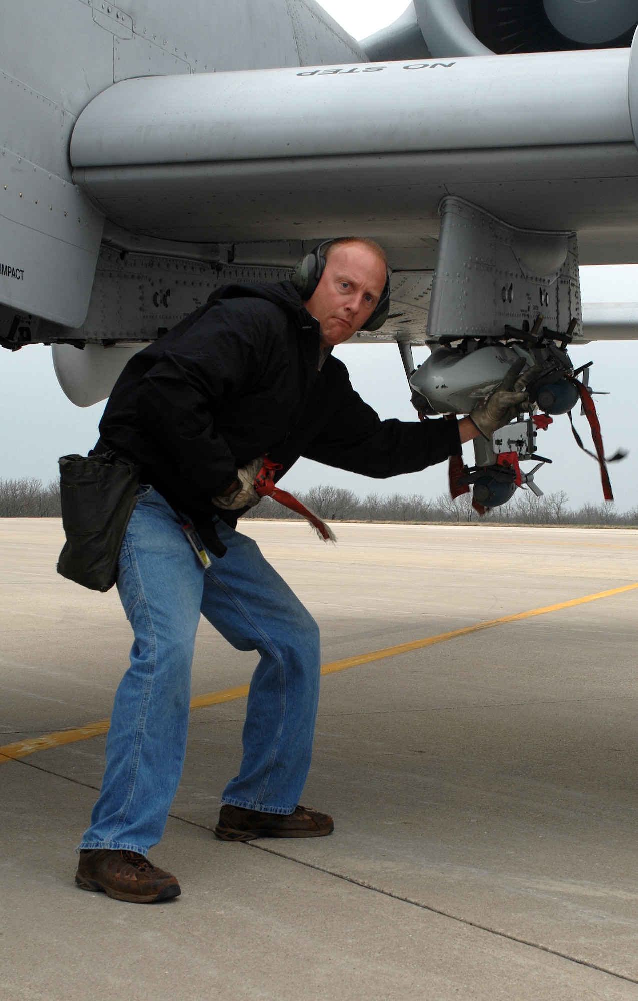 Tech. Sgt. John Straka, 442nd Fighter Wing, pulls the pins to arm BDU-33 practice ordnance on an A-10 Thunderbolt II at the arm and disarm pad prior to take-off April 17. The arm and disarm pad is a final stop for aircraft prior to take-off to allow crews to safely arm or disarm aircraft and perform final checks to ensure the system is safe.  The 442nd FW is an Air Force Reserve unit at Whiteman Air Force Base, Mo.  (U.S. Air Force photo/Tech. Sgt. Samuel A. Park)
