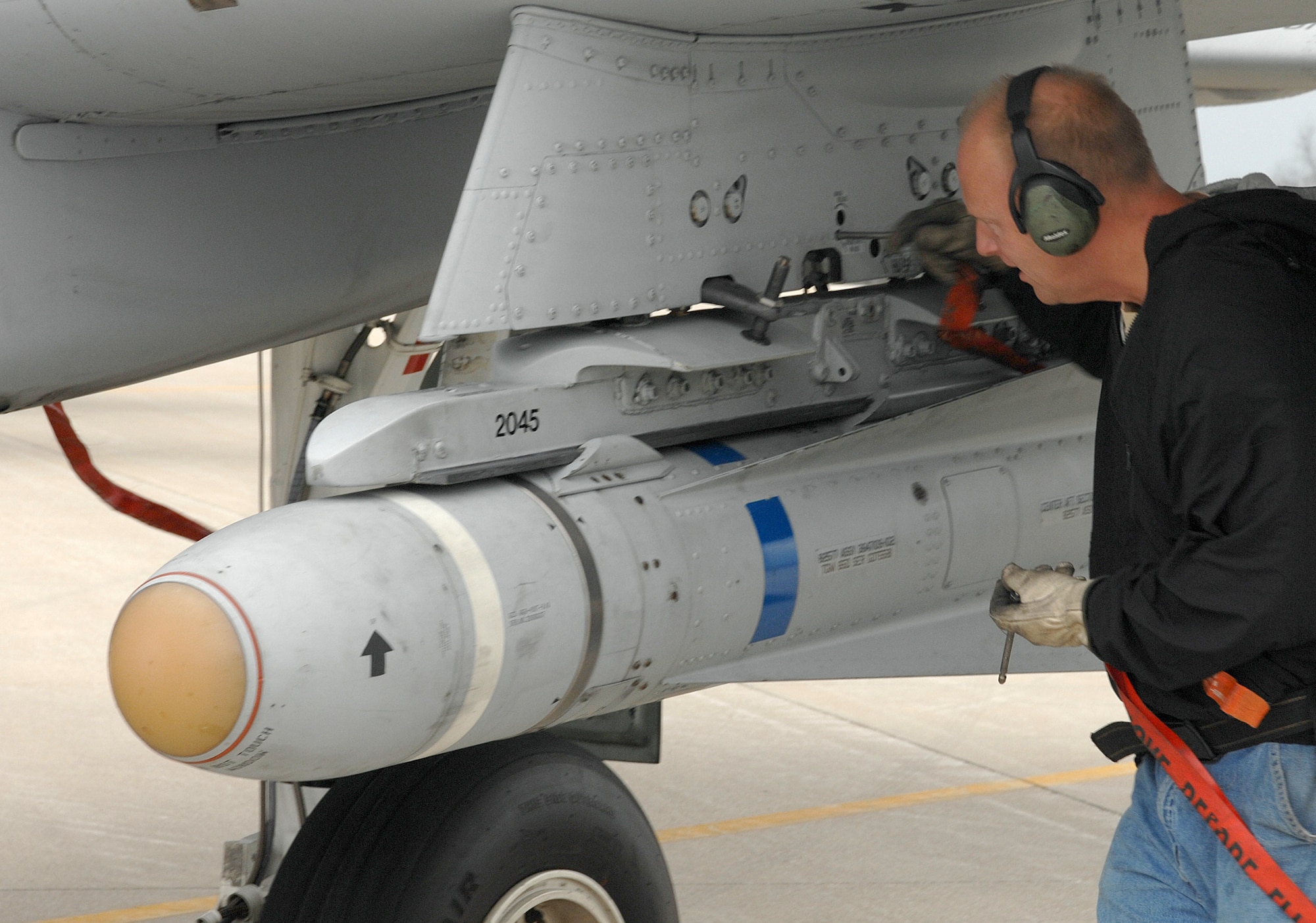 Tech. Sgt. John Straka, 442nd Fighter Wing, arms an AGM-65 Maverick missile on an A-10 at the arm and disarm pad prior to take-off April 17. The arm and disarm pad is a final stop for aircraft prior to take-off to allow crews to safely arm or disarm aircraft and perform final checks to ensure the system is safe.  The 442nd FW is an Air Force Reserve unit at Whiteman Air Force Base, Mo.  (U.S. Air Force photo/Tech. Sgt. Samuel A. Park)

