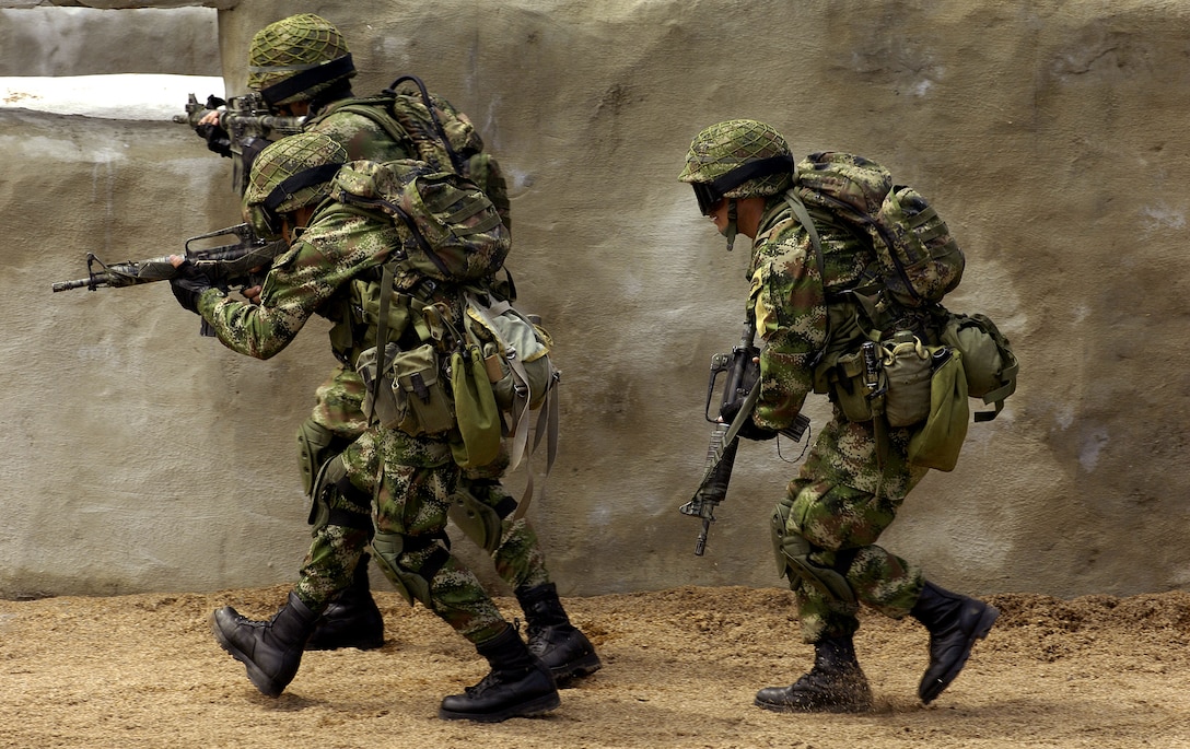 Colombian special forces members show tactics to participants of the 75th Joint Civilian Orientation Conference outside Bogota, Colombia, April 22, 2008. 