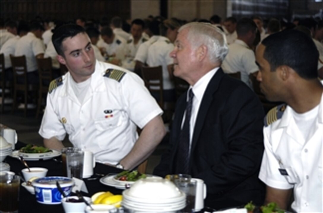 Defense Secretary Robert M. Gates speaks with 1st Capt. Jason Crabtree while having dinner with cadets at the United States Military Academy at West Point, N.Y., April 21, 2008.  