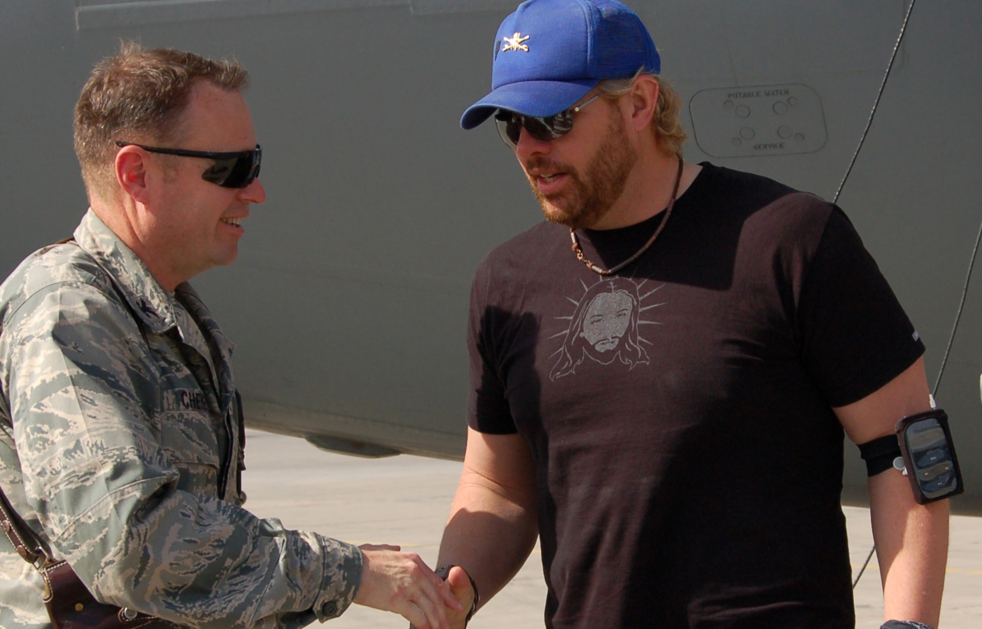 SATHER AIR BASE, Iraq -- Col. Fred Cheney, 447th Air Expeditionary Group commander, greets singer, songwriter Toby Keith as he arrives here on a C-17 Globemaster III from Charleston Air Force Base, S.C., April 25. Toby Keith and his band are in the deployed area of responsibility for their "Biggest and Baddest" tour. (U.S. Air Force photo/Tech. Sgt. Amanda Callahan)