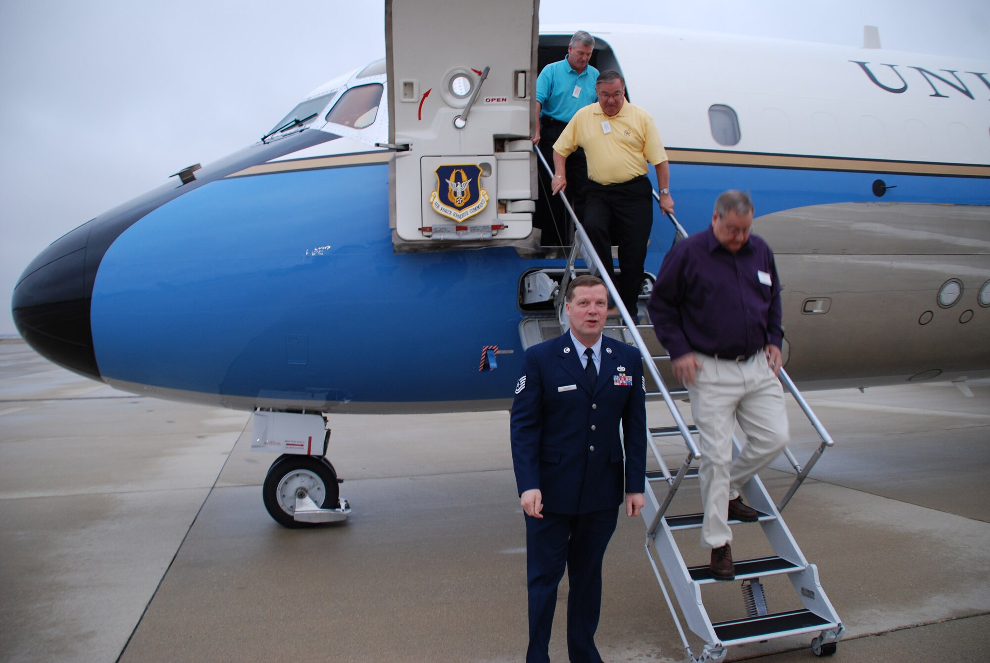 Tech Sgt. Mark Spicer keeps watch as California and Illinois civic leaders touch down in Chicago during a recent Fourth Air Force orientation flight.  Photo/Tech Sgt. Gerald Sonnenberg