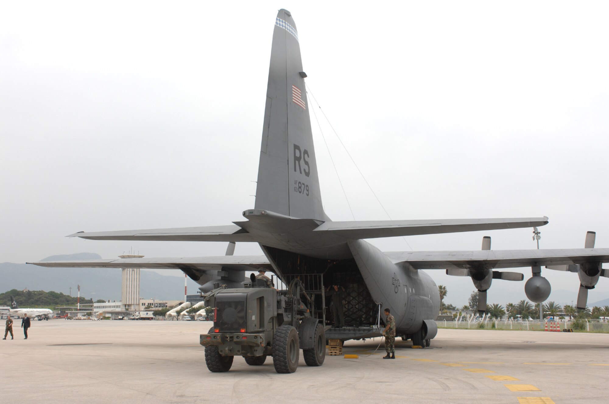 DIVULJE TRAINING BASE, Croatia – A U.S. Air Force Contingency Response Group Airman from Ramstein Air Base, Germany, unloads cargo from a U.S. C-130 here April 29 for the Medical Central and Eastern Europe Exercise 2008 (MEDCEUR 08). Seventeen nations are participating in the exercise May 2 through 15. The exercise focuses on mass-casualty training scenarios and humanitarian aid in response to crises situations. More than 400 multi-nationals are attending the exercise in support of the Partnership for Peace initiative. (U.S. Air Force photo/Staff Sgt. Kristin Ruleau) 