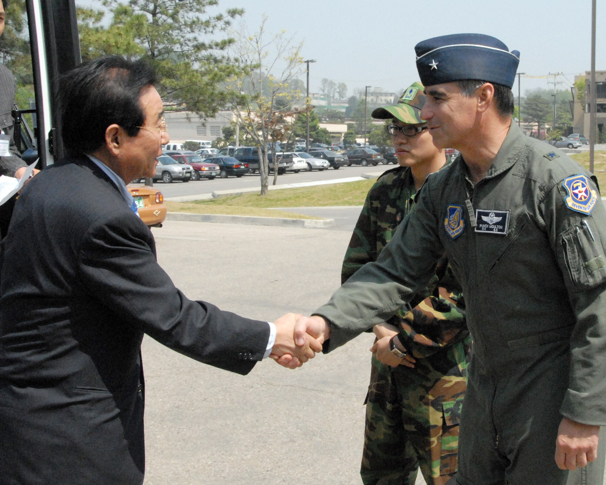 OSAN AIR BASE, Republic of Korea – Brig. Gen. Punch Moulton, Seventh Air Force vice commander, welcomes a delegation of 73 young leaders from the Republic of Korea; part of the Korea Young Leaders program. These type visits are a testament to the ROK-US alliance.  For over the last half century, the ROK-US alliance remains resilient in the face of adversity and adaptive to the constantly changing situations in the region. (U.S. Air Force photo/Staff Sgt. Lakisha Croley)