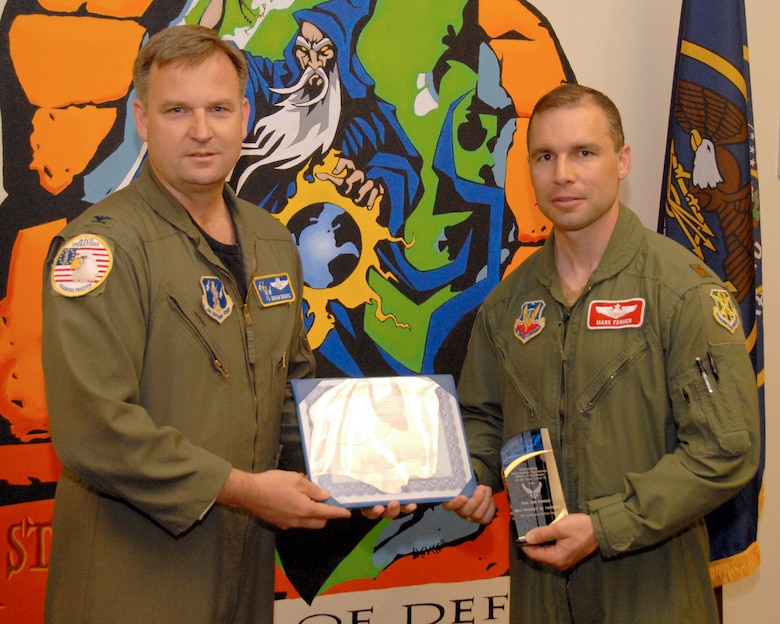 SALT LAKE CITY - Maj. Robert Farmer of the 101st Information Warfare Flight is presented the Outstanding Air Force Information Operations Award Officer Contributor of the Year, Level II by Col. Brian Dravis, deputy director of operations at the National Guard Bureau in Washington, D.C. during the June 2007 UTA drill. (USAF photo by Tech. Sgt. Mike Evans)