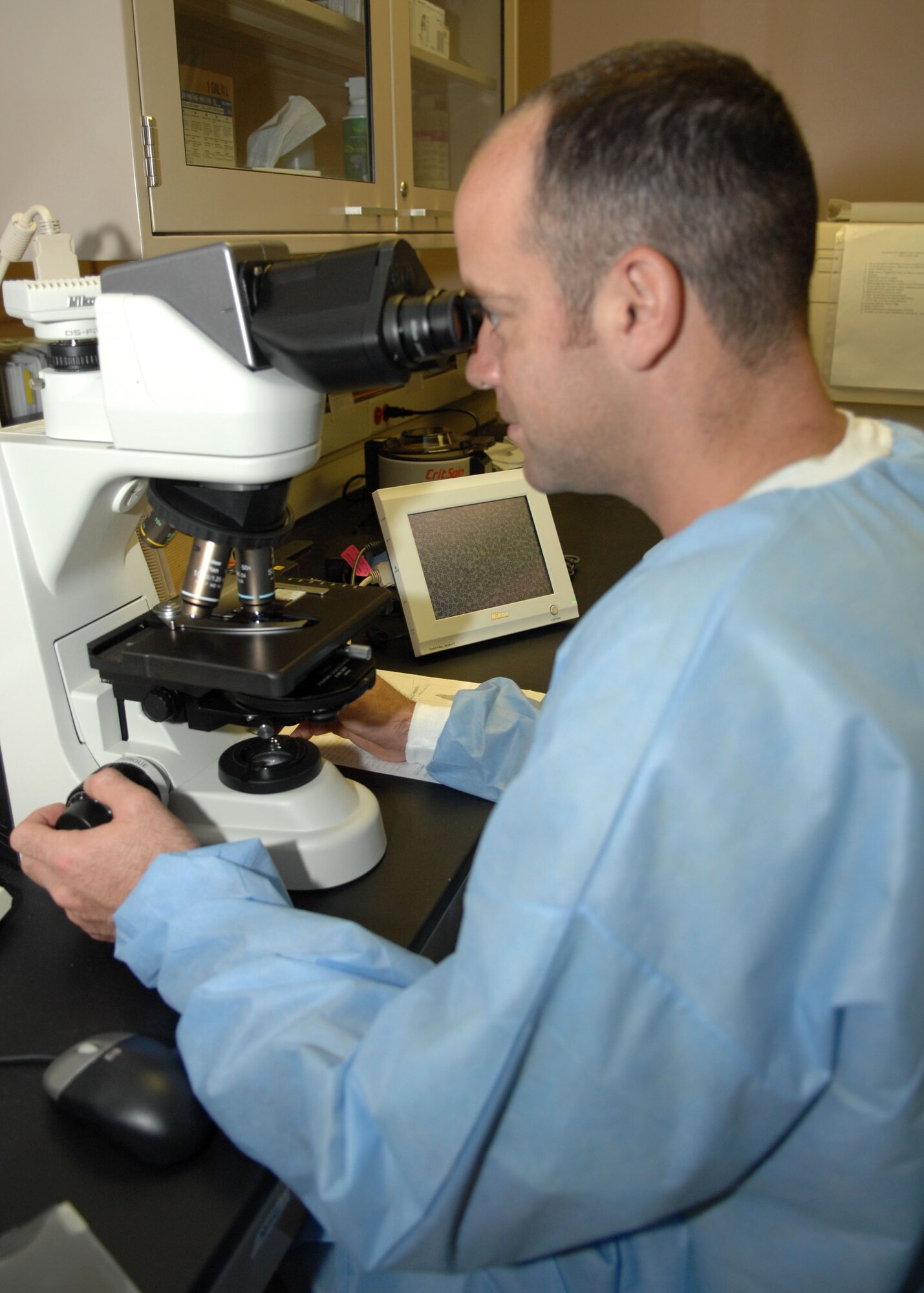CANNON AIR FORCE BASE, N.M.-- Tech. Sgt. Michael Buongiorne, 27th Special Operations Medical Support Squadron, looks at blood samples under a microscope in the clinical laboratory June 20. When looking in the microscope, Sergeant Buongiorne identifies and differentiates the three greatest groups of blood cells, the red, white and platelet cells.  (US Air Force photo by Airman Maynelinne De La Cruz)