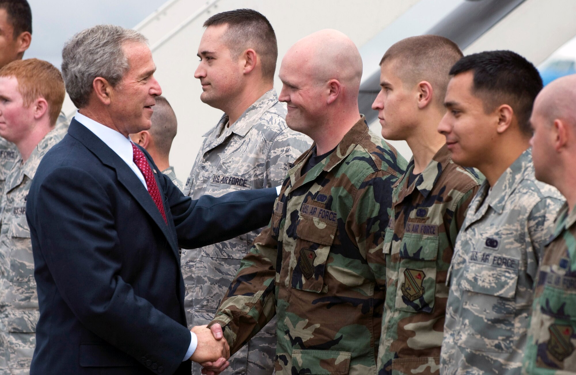 President George W. Bush personally thanks Airman Christopher Coon for his service Aug. 4, 2008 at Eielson Air Force Base, Alaska. The president made a short stop at Eielson AFB during his trip to the 2008 Olympic Games being held in Beijing. Airman Coon is assigned to the 354th Logistic Readiness Squadron. (U.S. Air Force photo/Airman 1st Class Jonathan Snyder)