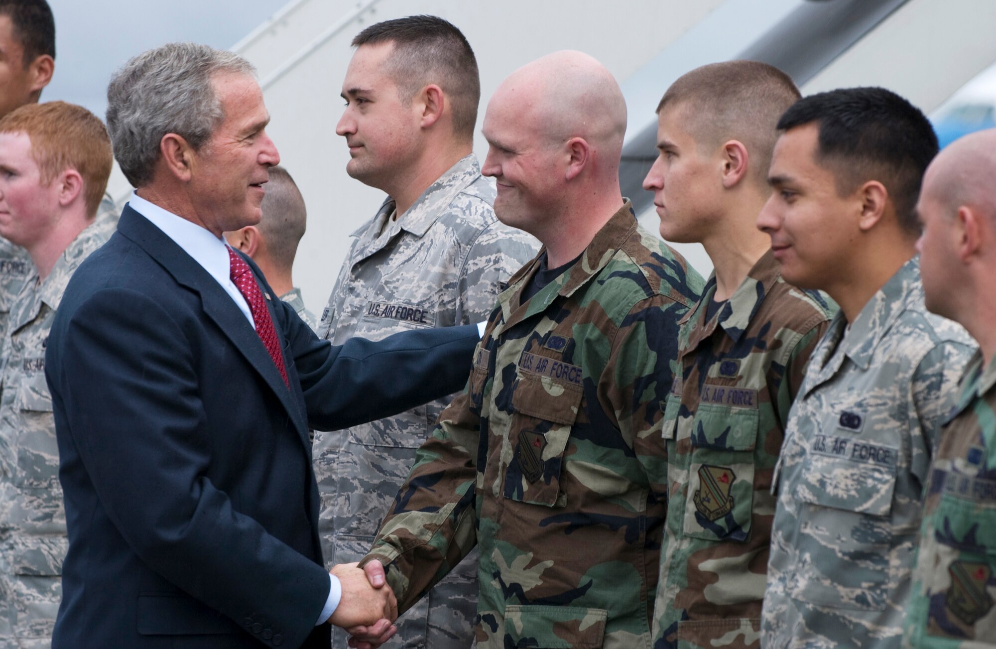 President George W. Bush personally thanks Airman Christopher Coon, 354th Logistic Readiness Squadron August 4, 2008 at Eielson Air Force Base, Alaska. The President made a short stop at Eielson during his trip to the 2008 Olympic Games being held at Beijing, China. During his time here he had a chance to talk to a crowd of over 2,000 military personnel and taking the time to shake hands and thank them for their service. (U.S. Air Force photo by Airman 1st Class Jonathan Snyder)
