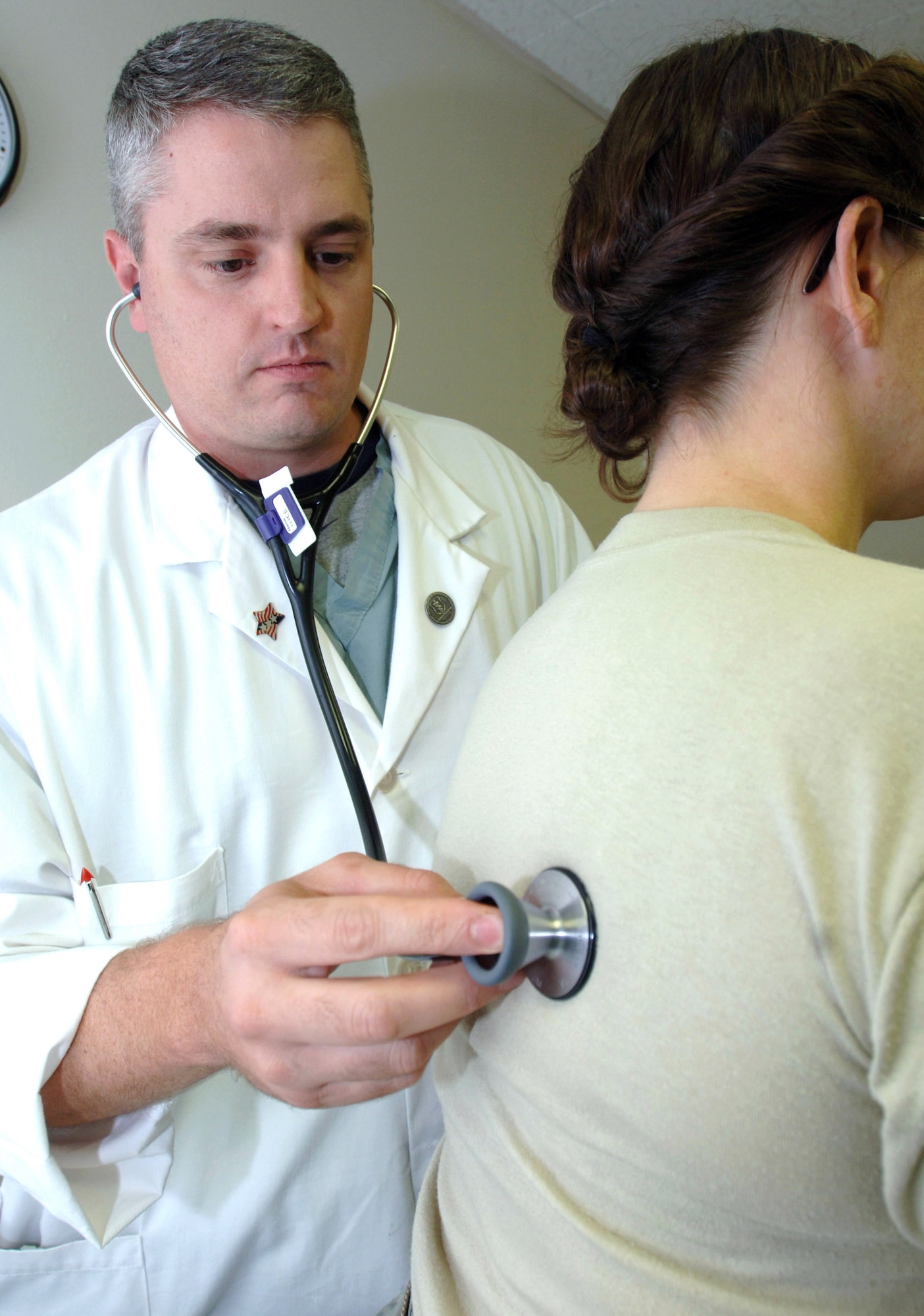 Maj. (Dr.) David Rice, a pulmonary and critical care physician at Wilford Hall Medical Center, Lackland Air Force Base, Texas, listens to a patient's heart beat during an exam Aug. 4 in the pulmonary clinic. (U.S. Air Force photo/Senior Airman Josie Kemp)