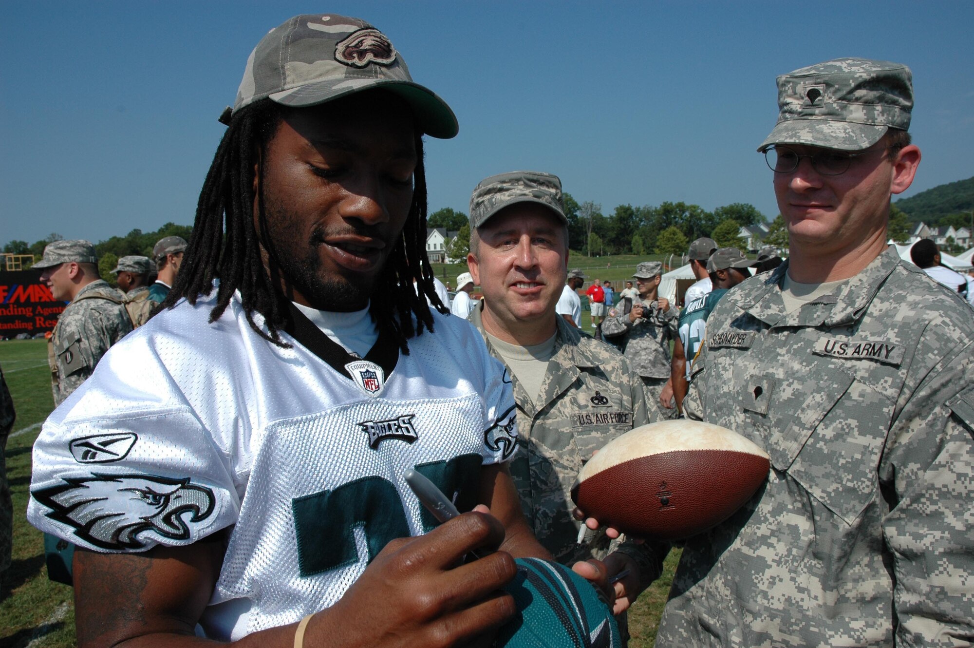 MCGUIRE AIR FORCE BASE, N.J. -- Philadlephia Eagles cornerback Asante Samuel gives military fans his autograph as part of the annual Military Appreciation Day event where the National Football League players showed their thanks to their country's servicemembers.  More than 250 military members were given VIP treatment Aug. 5, 2008, during a visit to the Eagles Training Camp 2008 at Lehigh University in Bethlehem, Pa. (U.S. Air Force photo/Master Sgt. Donna T. Jeffries)