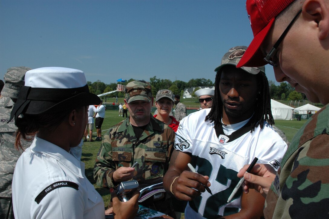 MCGUIRE AIR FORCE BASE, N.J. -- Philadlephia Eagles cornerback Asante Samuel gives military fans his autograph as part of the annual Military Appreciation Day event where the NFL players show their thanks to their country's servicemembers.  More than 250 military members receive VIP treatment Tuesday during a visit to the Eagles Training Camp 2008 at Lehigh University in Bethlehem, PA. (U.S. Air Force photo/Master Sgt. Donna T. Jeffries)