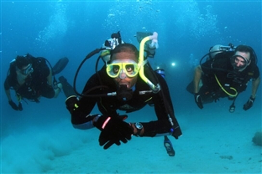 Barbados Coast Guard Petty Officer Ricky Howell, center, swims with U.S. Navy Rear Adm. Joseph D. Kernan, commanding officer of U.S. Fourth Fleet, right, and Lt. Cmdr. Bobby Greene  off the coast of Barbados during Navy Dive Southern Partnership Station 2008, Bridgetown Harbor, Barbados, Aug 5, 2008. 