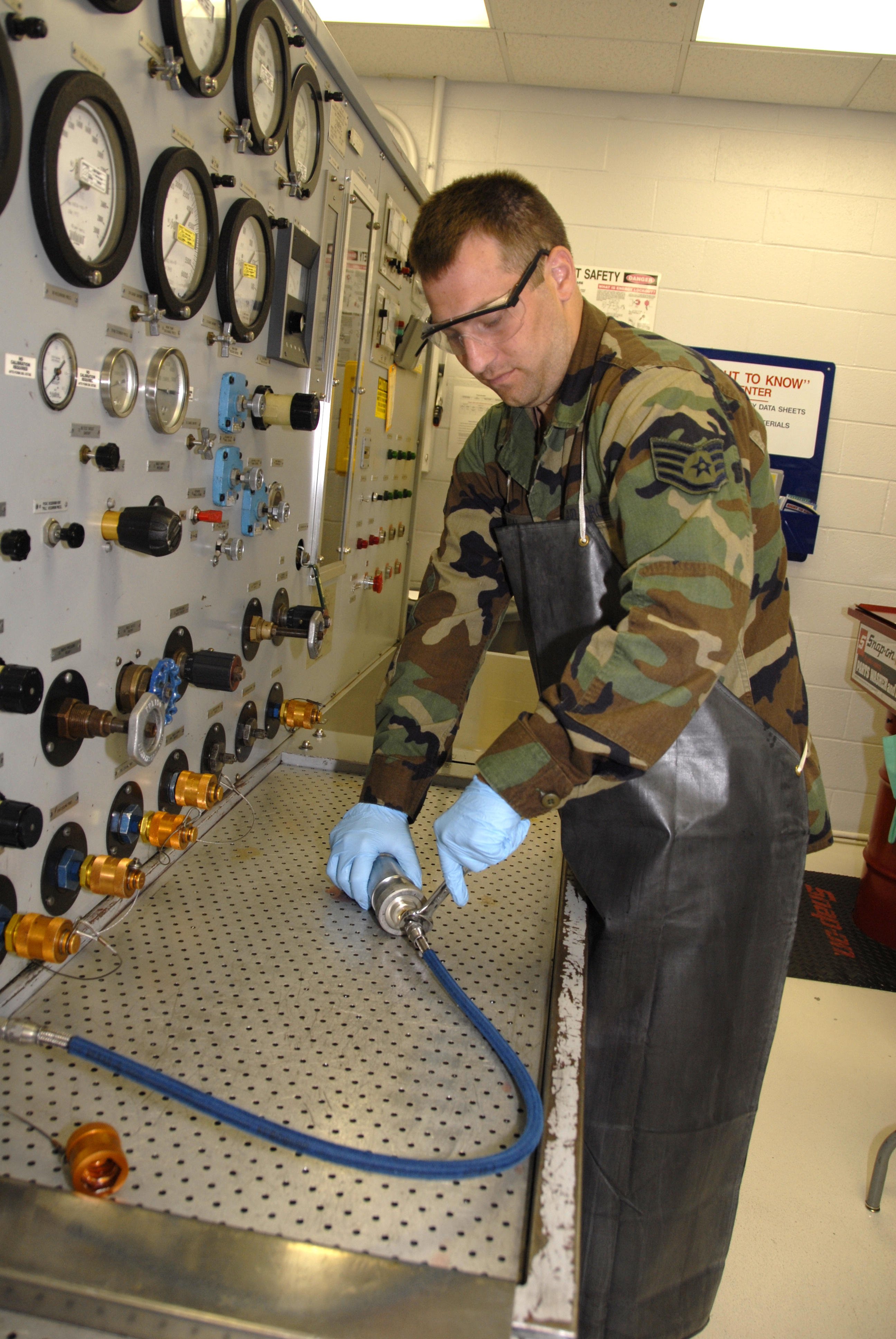 Hydraulics shop works under pressure > 442d Fighter Wing > Article Display