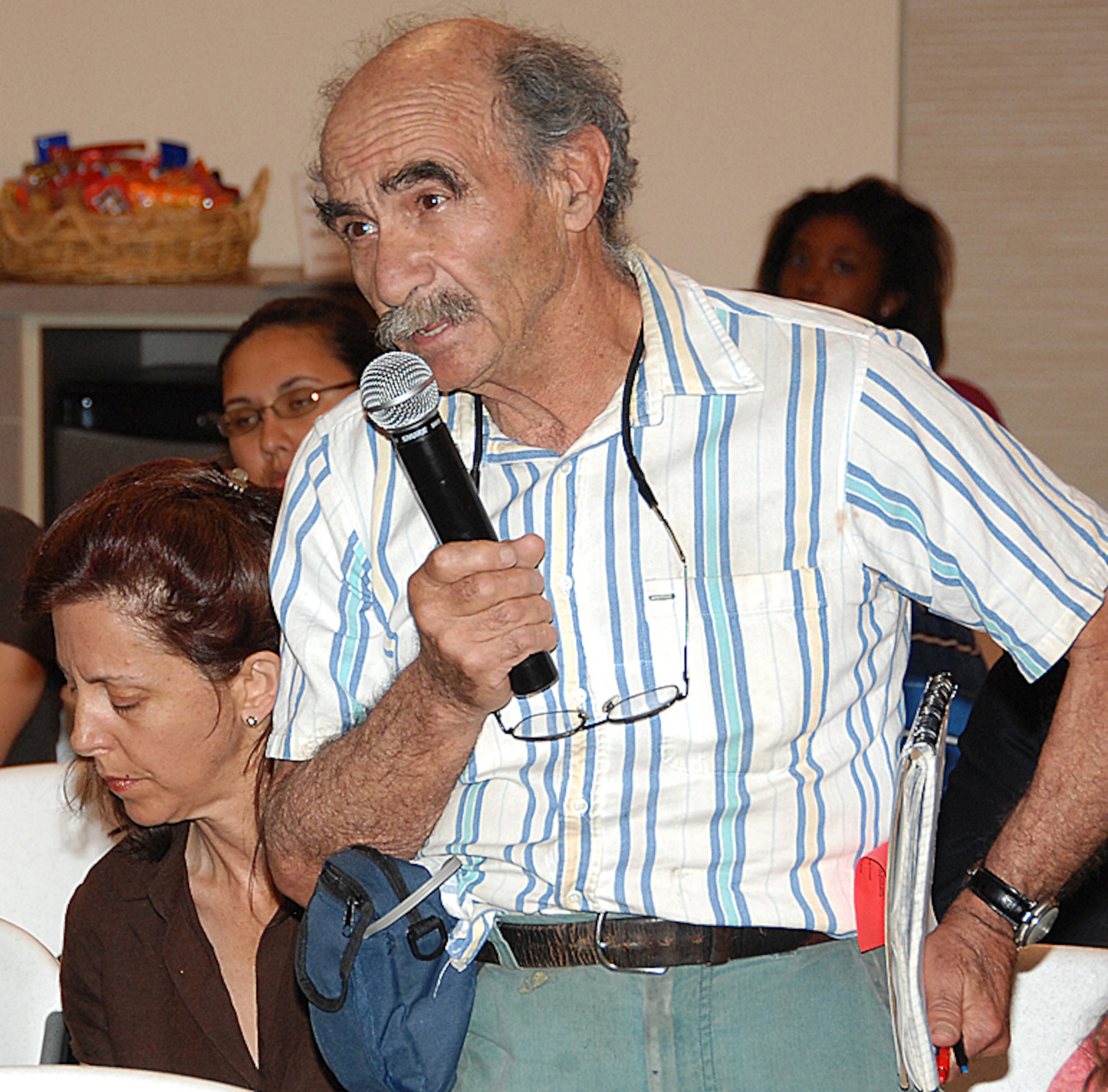 Joe Wexler, a community member asks questions of Kirtland AFB officials during a public meeting on groundwater contamination July 31. U.S. Air Force photo by Todd Berenger