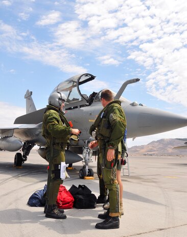 French air force pilots discuss their flight upon arriving at Nellis Air Force Base, Nev., on Aug. 7.  The French team brought four Rafale fighters to Nellis for Red Flag 08-4, an two-week exercise that pits forces in a realistic aerial "battlefield" to hone the fighting skills of American and allied airmen.   Republic of Korea, Indian, Navy and Air Force teams are joining the French air force in Red Flag 08-4.  (U.S. Air Force photo by Chief Master Sgt. Gary Emery) 