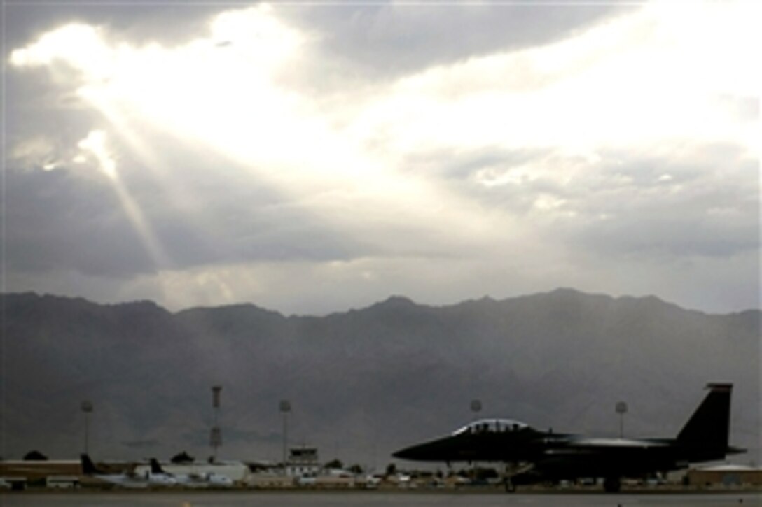 A U.S. Air Force F-15 Strike Eagle prepares to take-off on Bagram Airfield, Afghanistan, July 26, 2008. Along with the A-10 Thunderbolt, the F-15 provides close air support to ground troops throughout Afghanistan area of operations. 